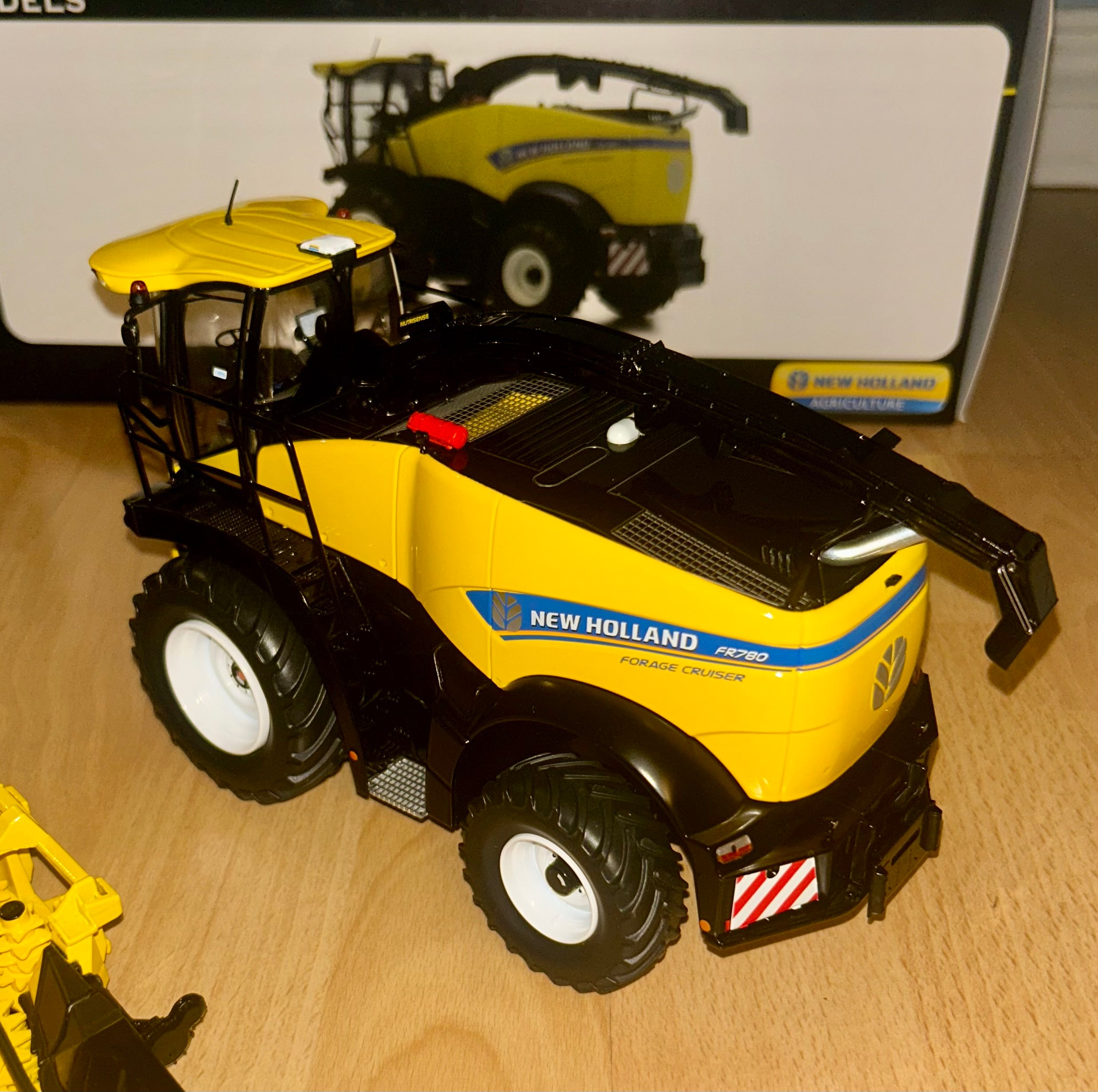MARGE 1:32 SCALE NEW HOLLAND FR780 FORAGE HARVESTER WITH GRASS + MAIZE HEADER
