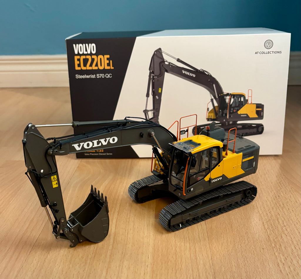 AT COLLECTIONS 1:32 SCALE VOLVO EC220EL DIGGER