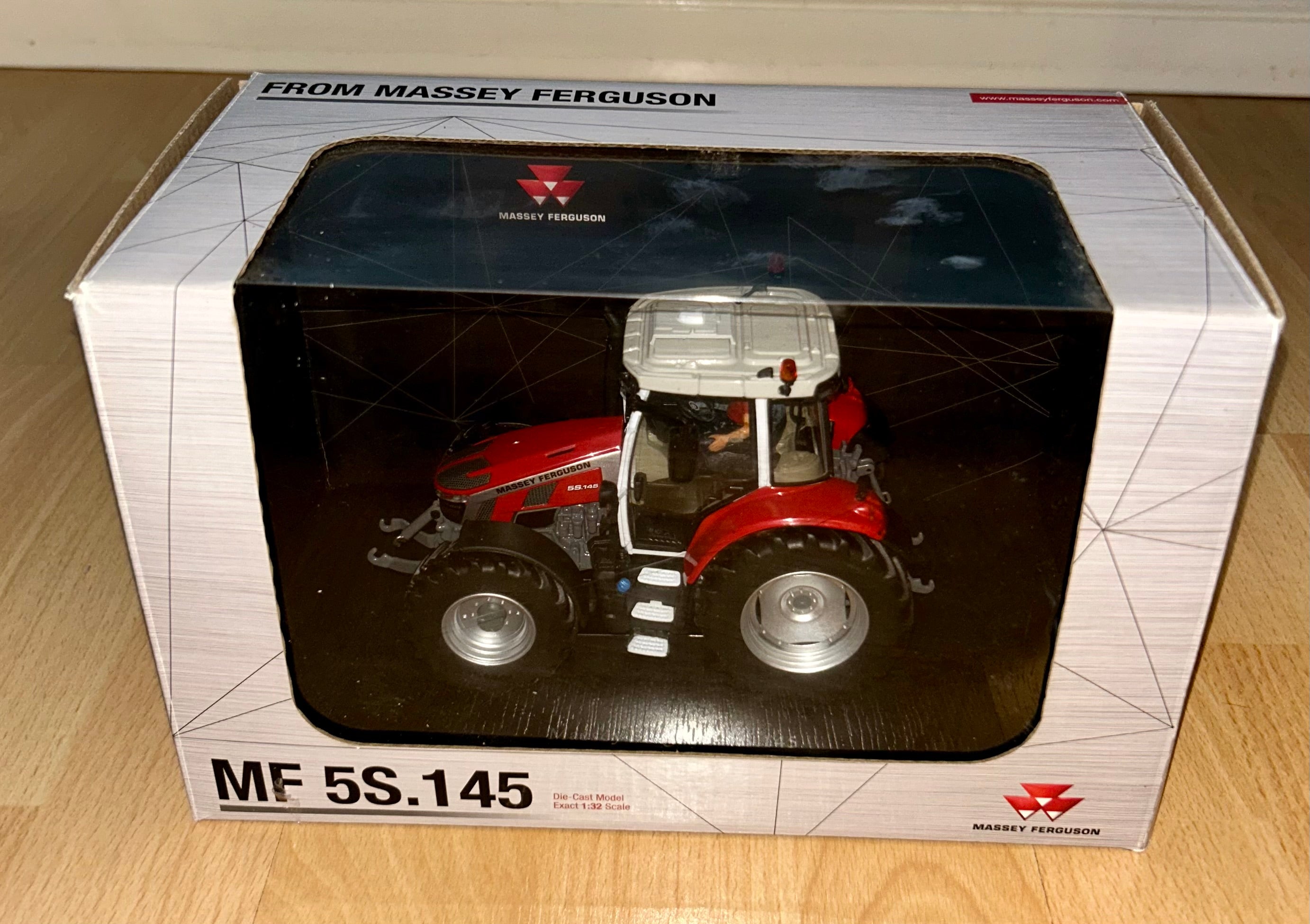 UNIVERSAL HOBBIES 6304 MASSEY FERGUSON 5S.145 1:32 SCALE