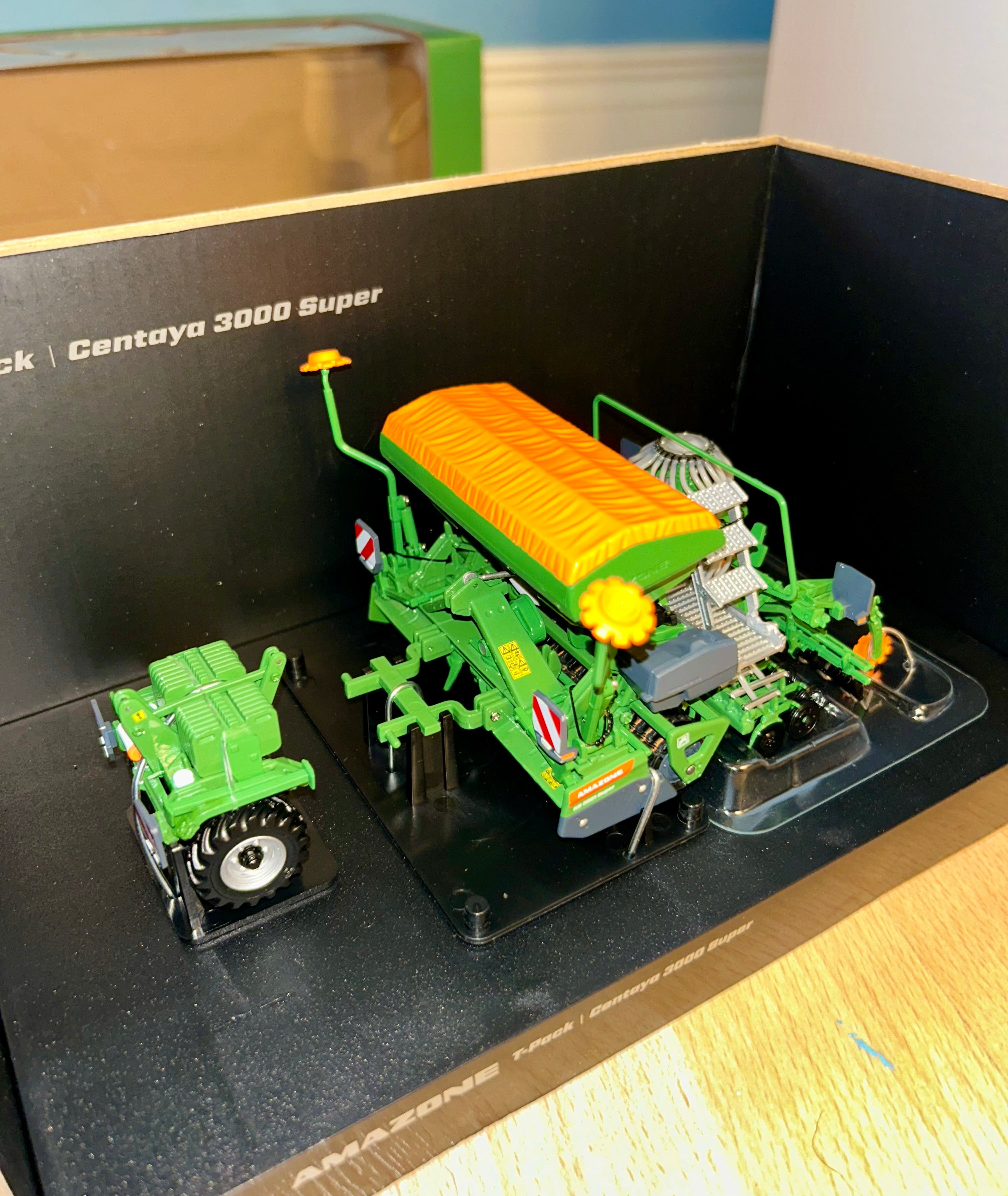 UNIVERSAL HOBBIES AMAZONE CENTAYA 3000 SUPER SEED DRILL 1:32 SCALE