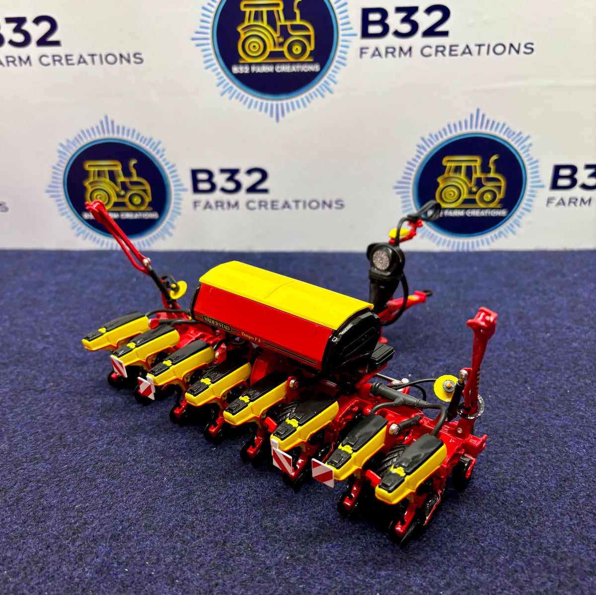 USK Vaderstad Tempo F8 Drill - 1:32 New/Mint