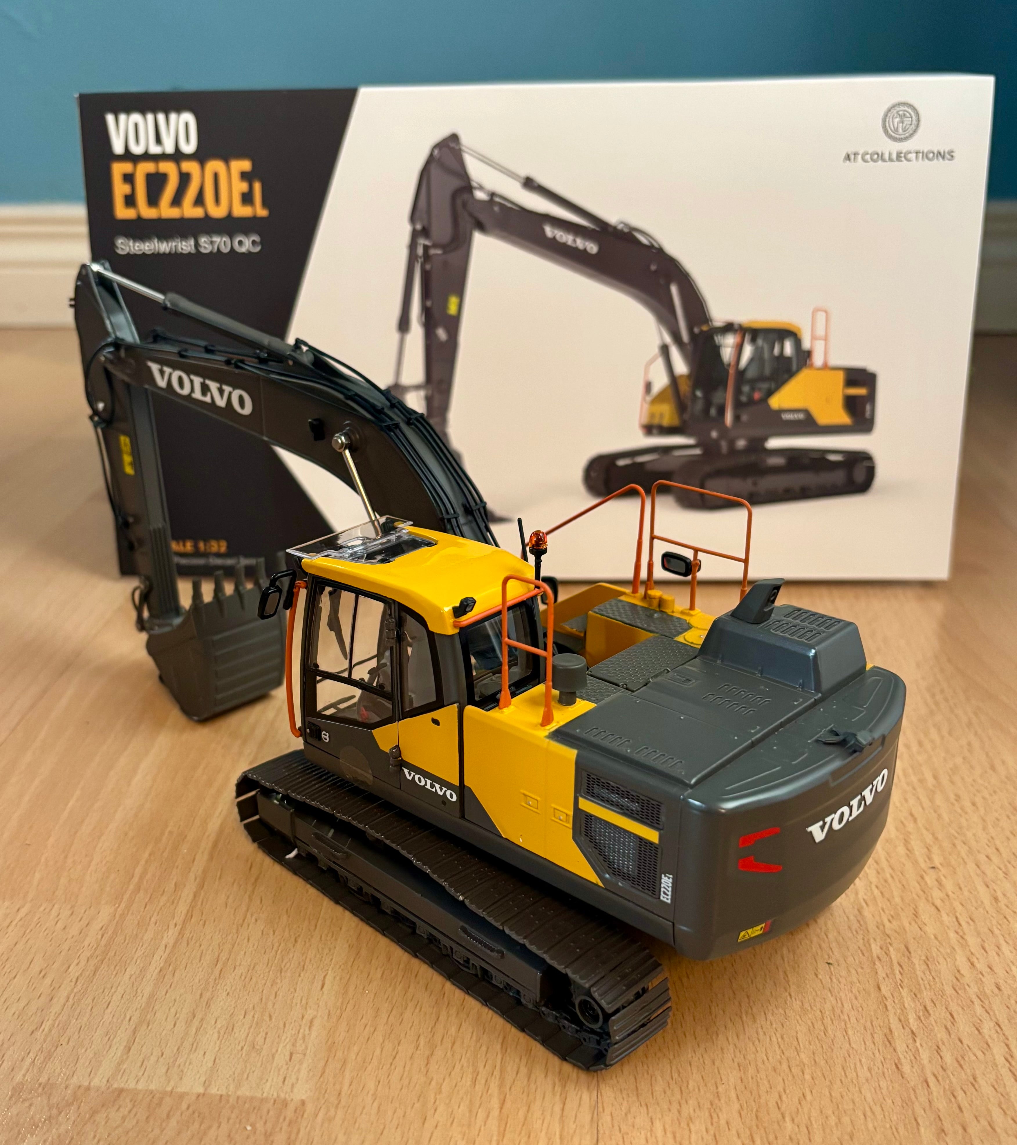 AT COLLECTIONS 1:32 SCALE VOLVO EC220EL DIGGER
