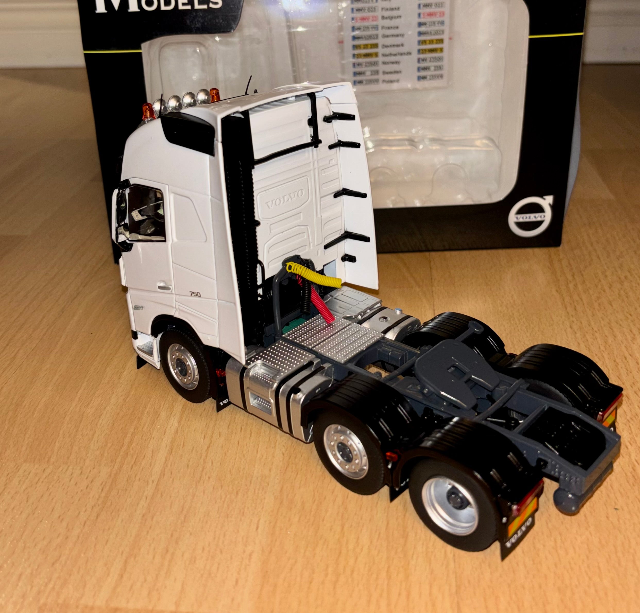 MARGE MODELS 1:32 SCALE VOLVO FH5 6X2 LORRY IN WHITE