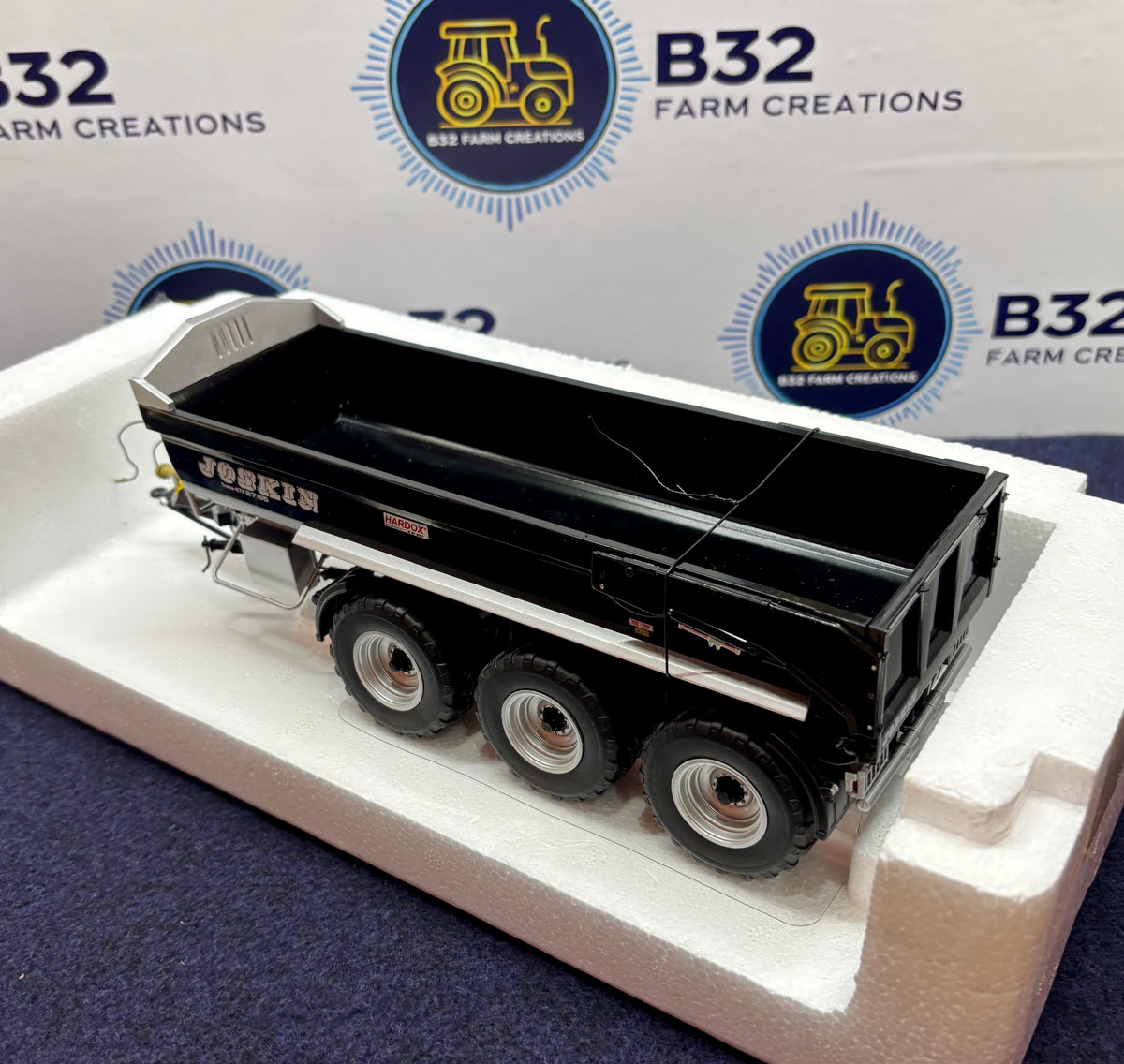 UNIVERSAL HOBBIES 1:32 SCALE JOSKIN KTP 27/65 TRAILER BLACK EDITION