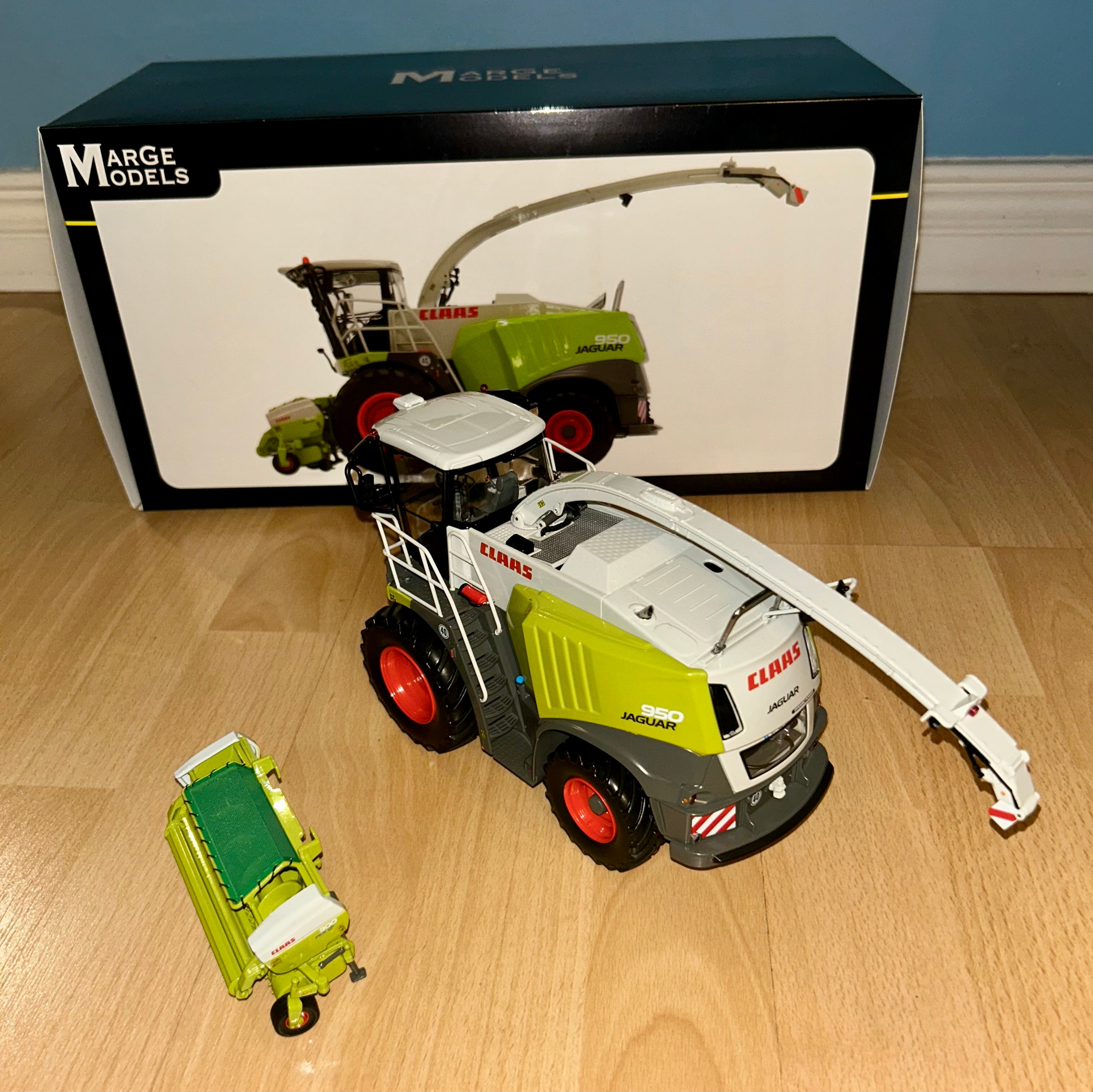 MARGE MODELS CLAAS JAGUAR 950 DYNAMIC POWER PU300 GRASS HEADER 1:32 SCALE