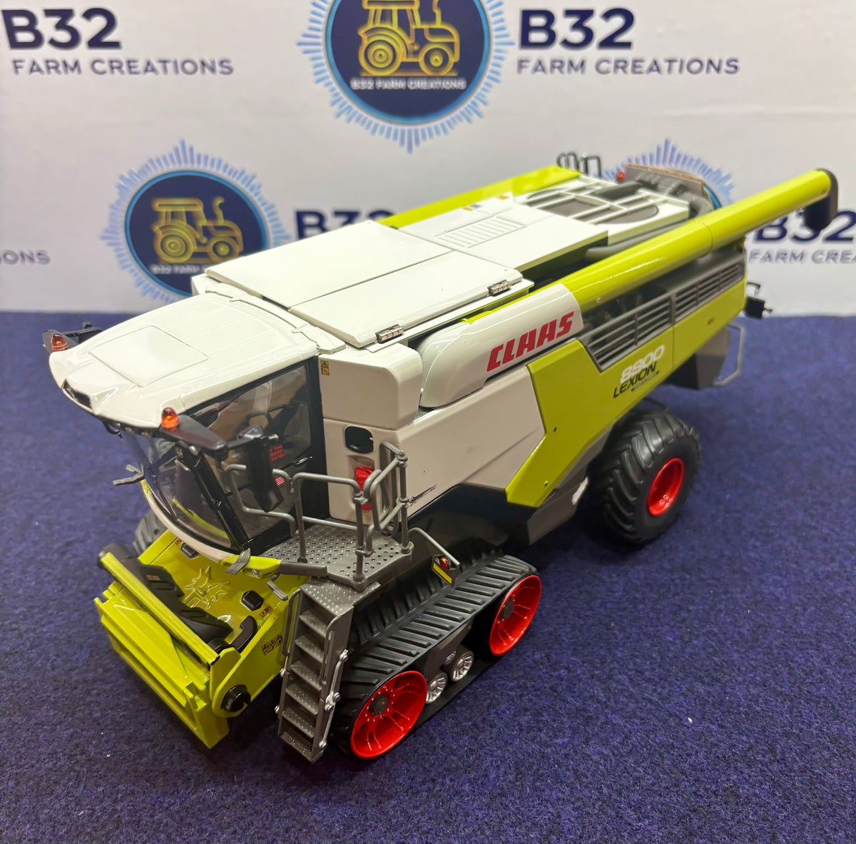 MARGE MODELS 1:32 SCALE CLAAS LEXION 8800 TERRA TRAC WITH CORN HEADER + TRAILER