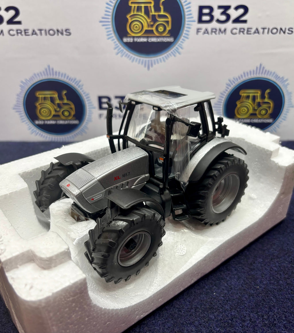 Hürlimann XL 165.7 Valtra G135 1:32 Scale Tractor Limited Edition