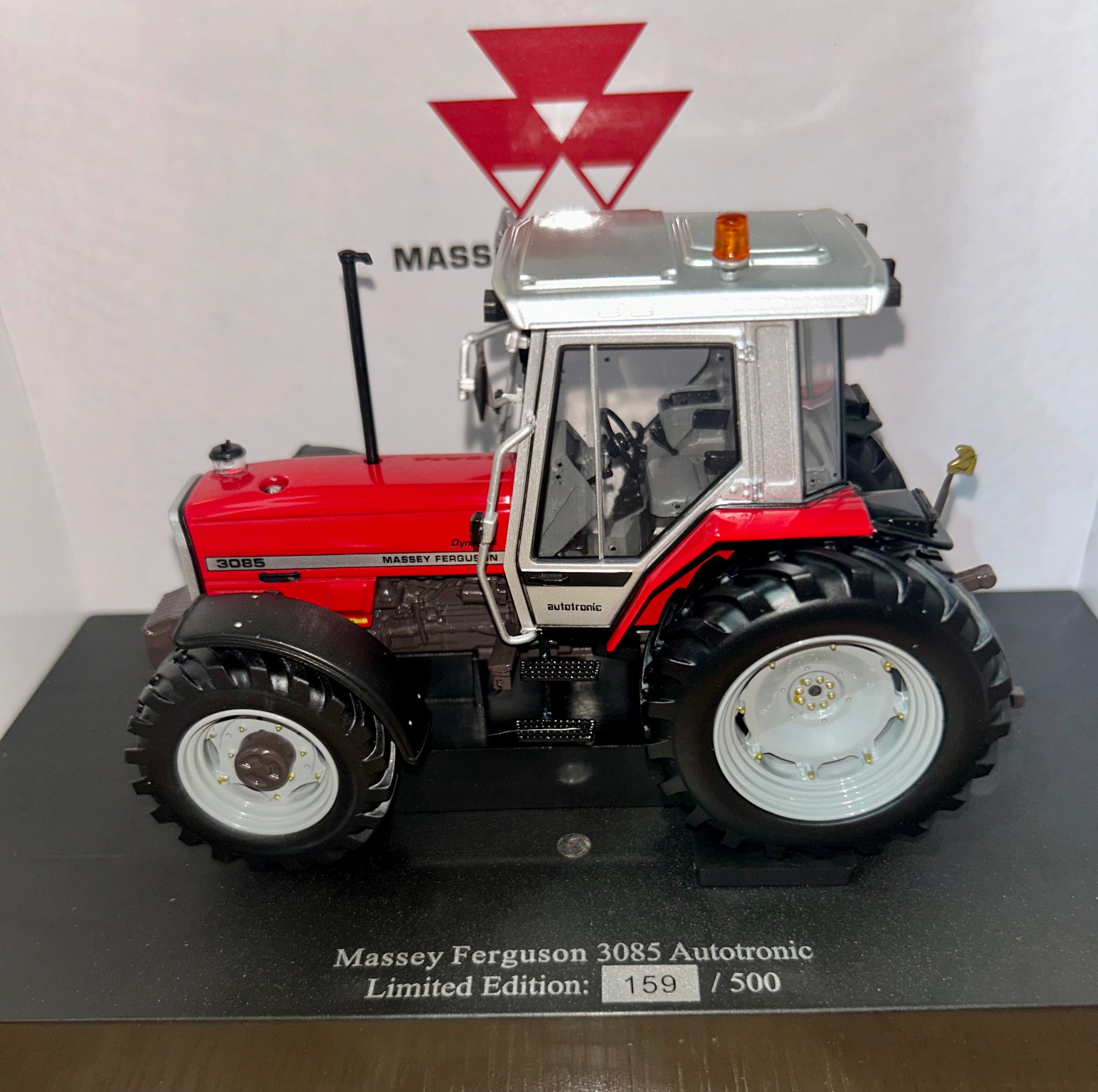 Universal Hobbies Massey Ferguson 3085 Dynashift- Autotronic 1:32 Scale