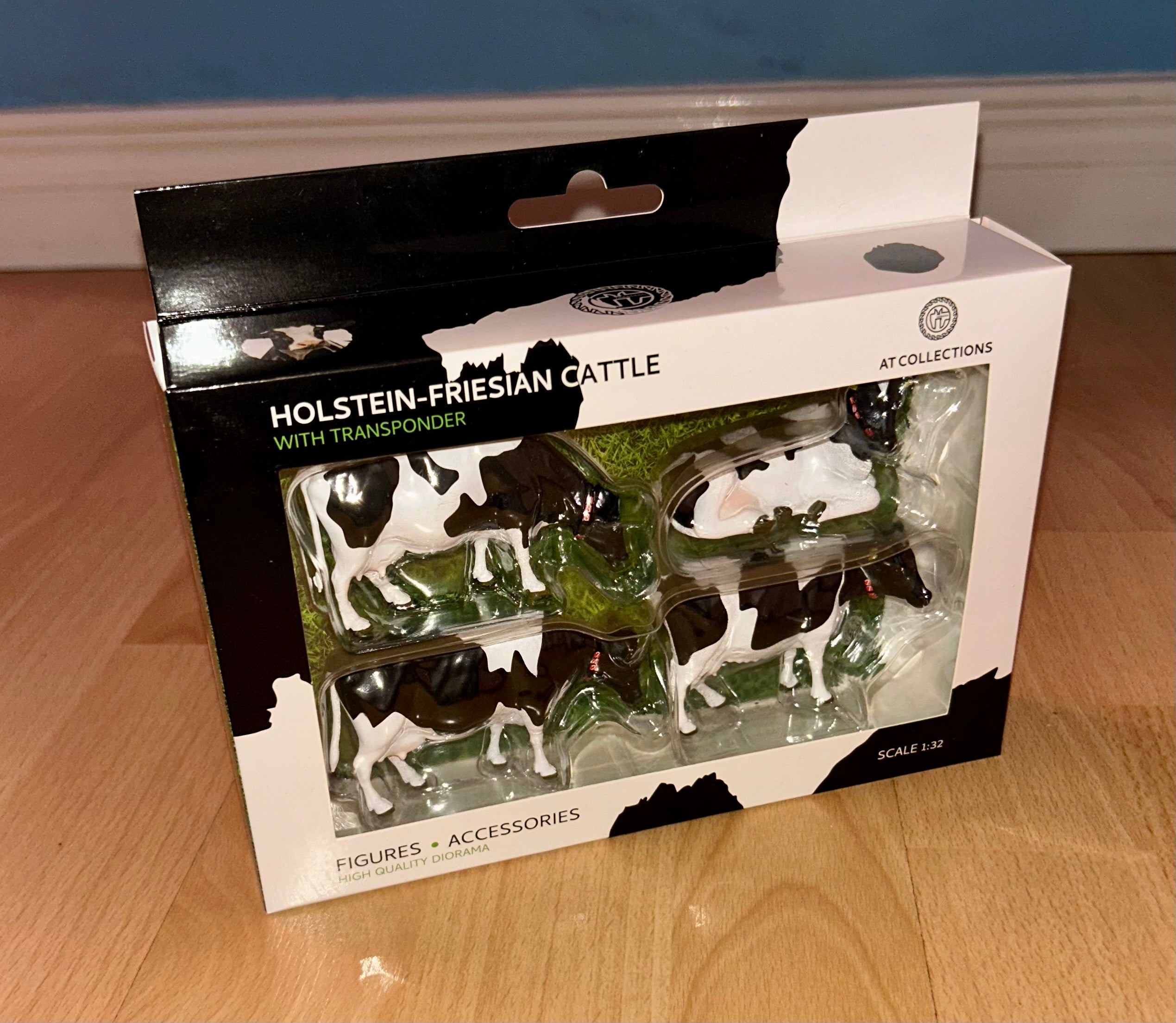 AT COLLECTIONS 1:32 SCALE HOLSTEIN FRIESIAN CATTLE WITH ROBOT TRANSPONDERS