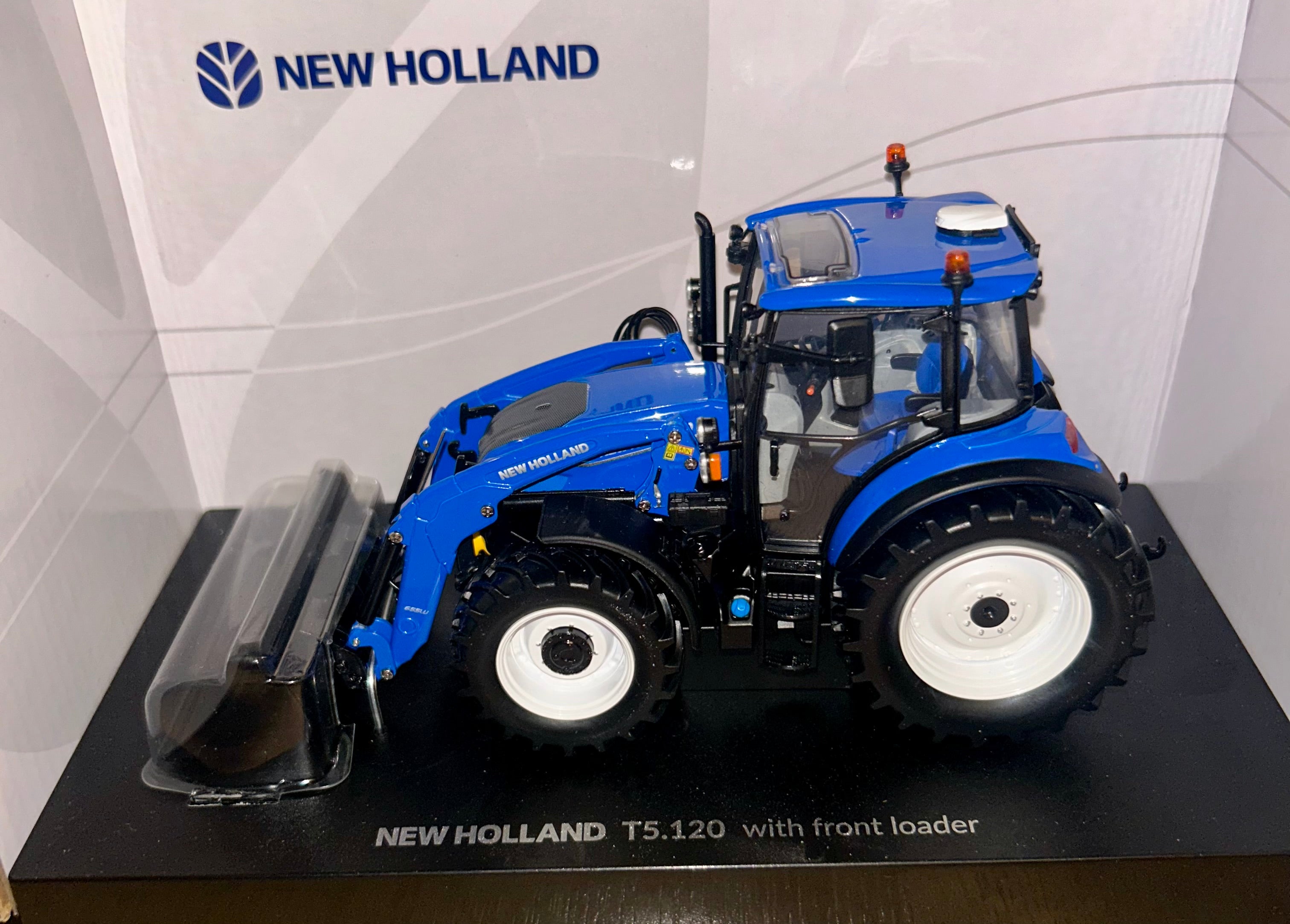 Universal Hobbies New Holland T5.120 Dual Command With Front Loader 1:32 Scale