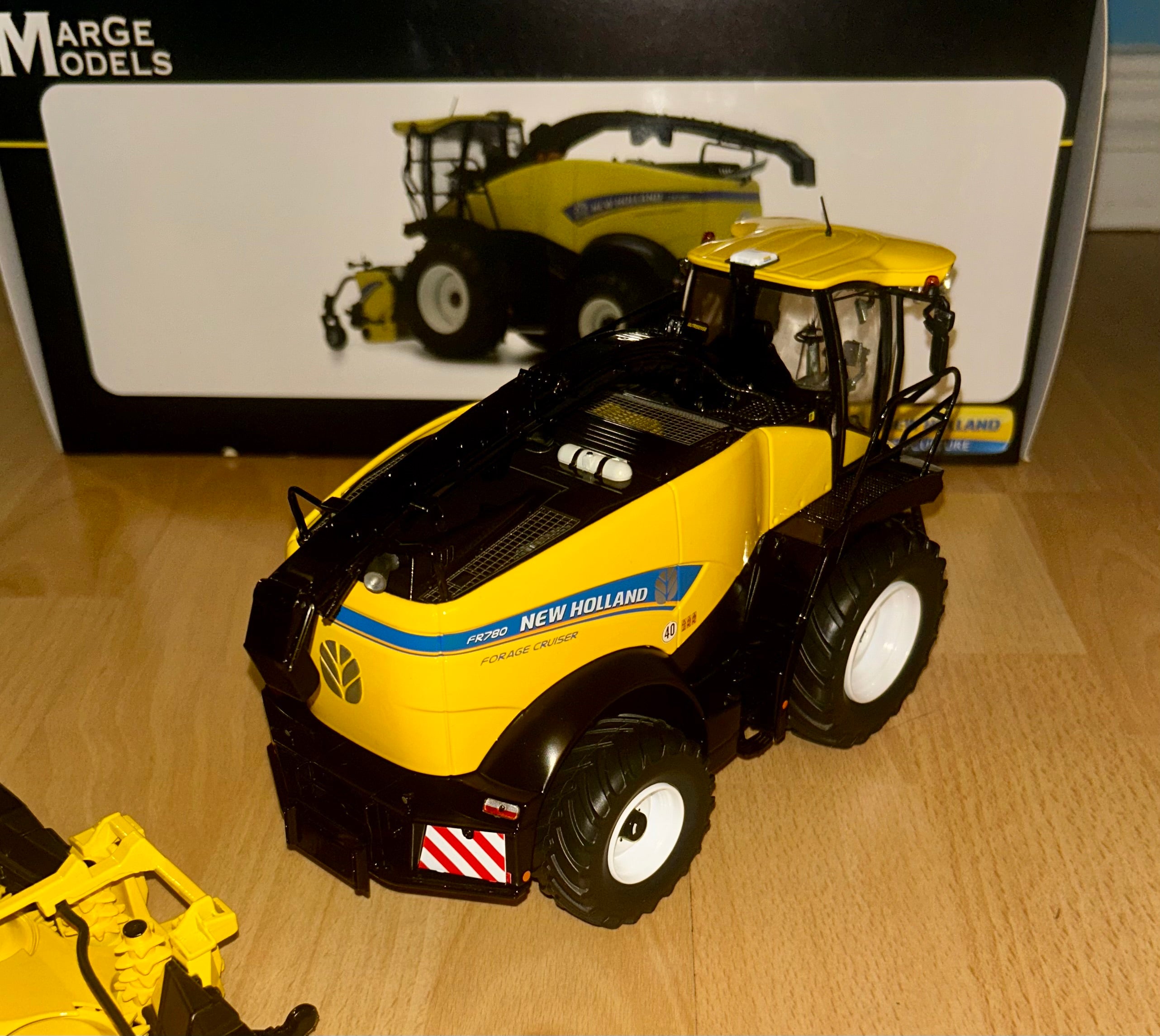 MARGE 1:32 SCALE NEW HOLLAND FR780 FORAGE HARVESTER WITH GRASS + MAIZE HEADER