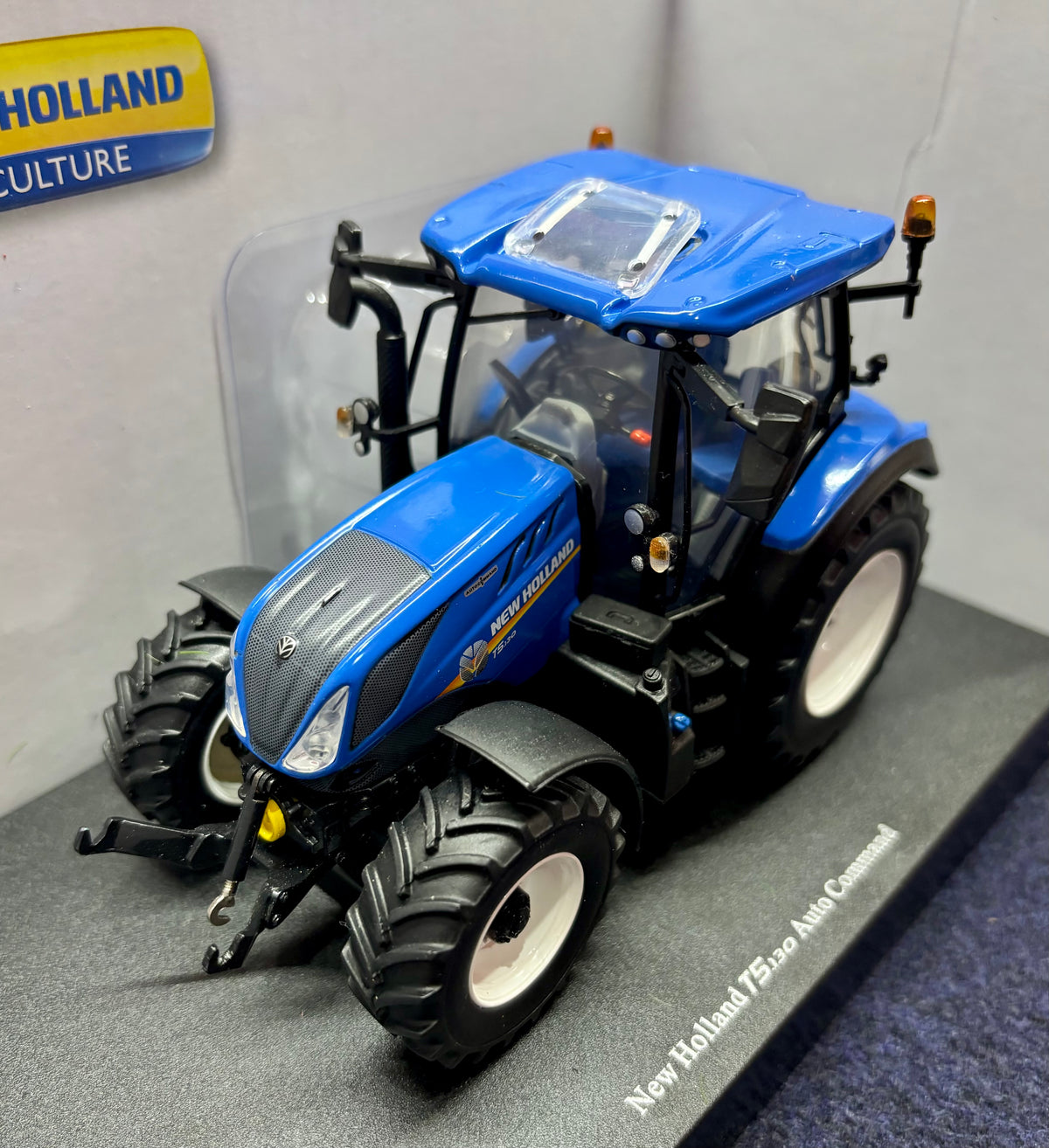 UNIVERSAL HOBBIES 1:32 SCALE NEW HOLLAND T5.130 AUTO COMMAND - SUNROOF OPENED