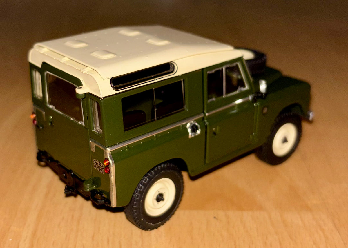 MARGE MODELS 1:32 SCALE LAND ROVER SERIES 3 DEFENDER 88 SAFARI ROOF BRONZE GREEN