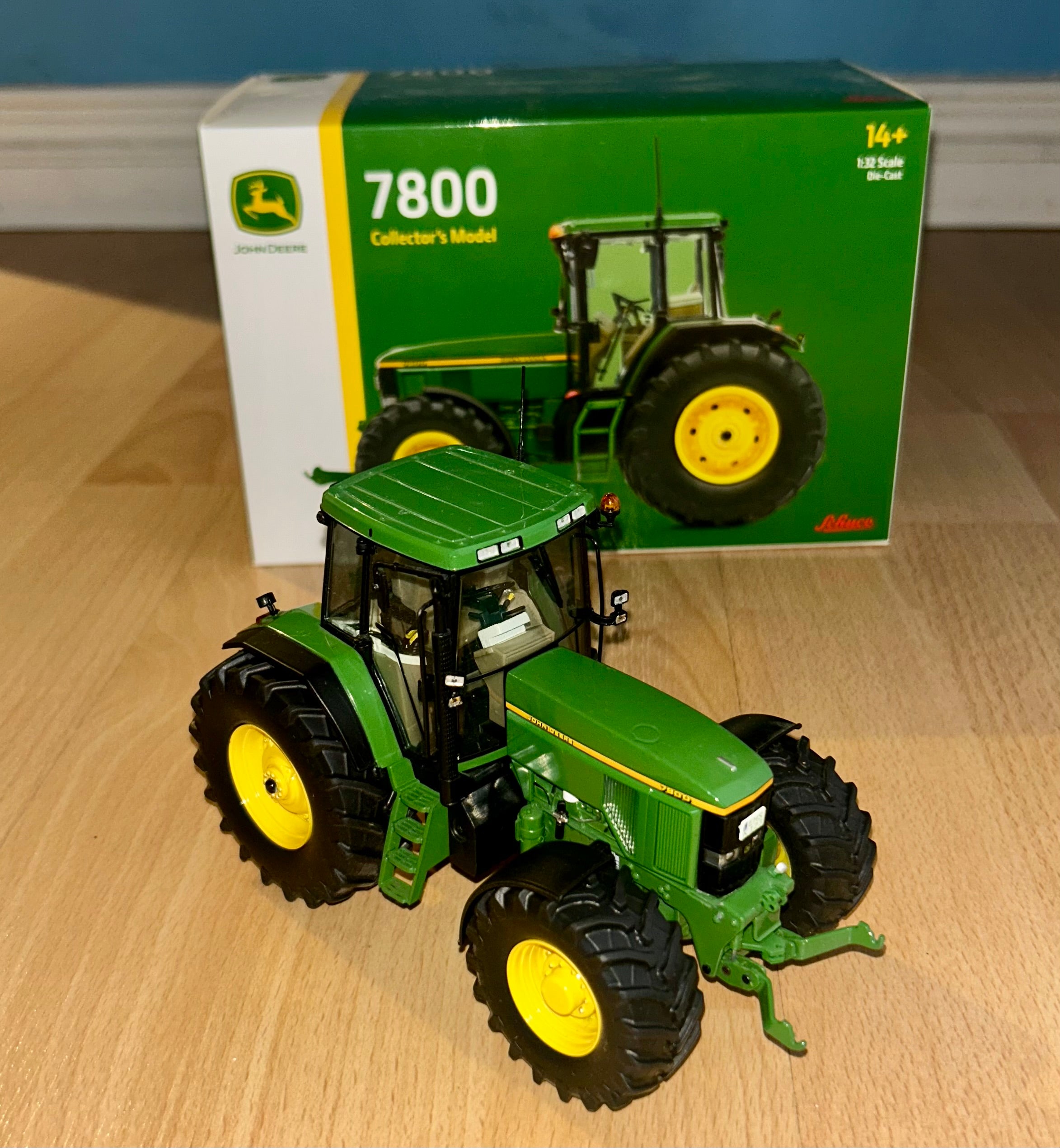 Schuco John Deere 7800 1:32 Scale - With Dealer Box