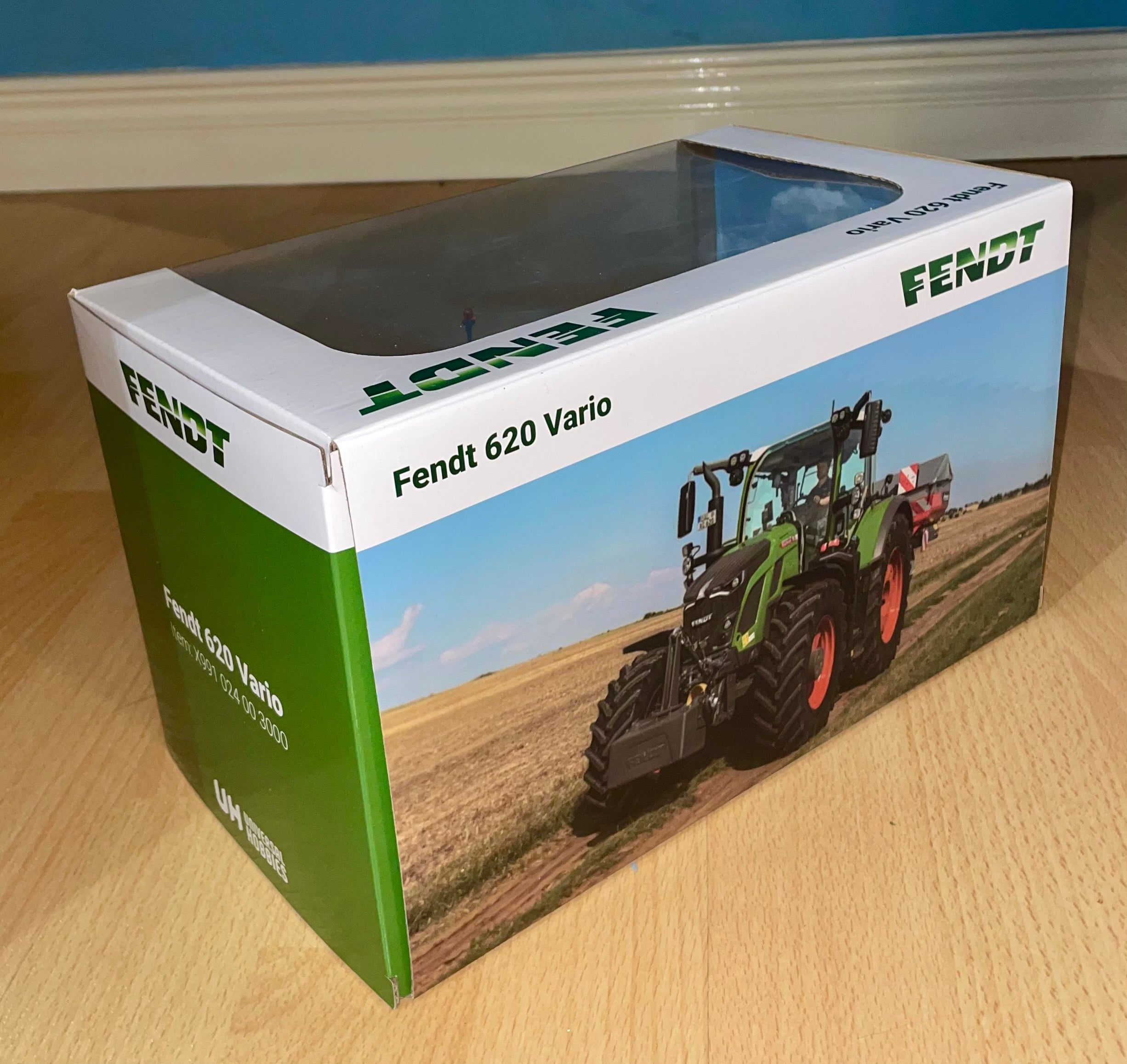 UNIVERSAL HOBBIES 1:32 SCALE FENDT 620 VARIO TRACTOR