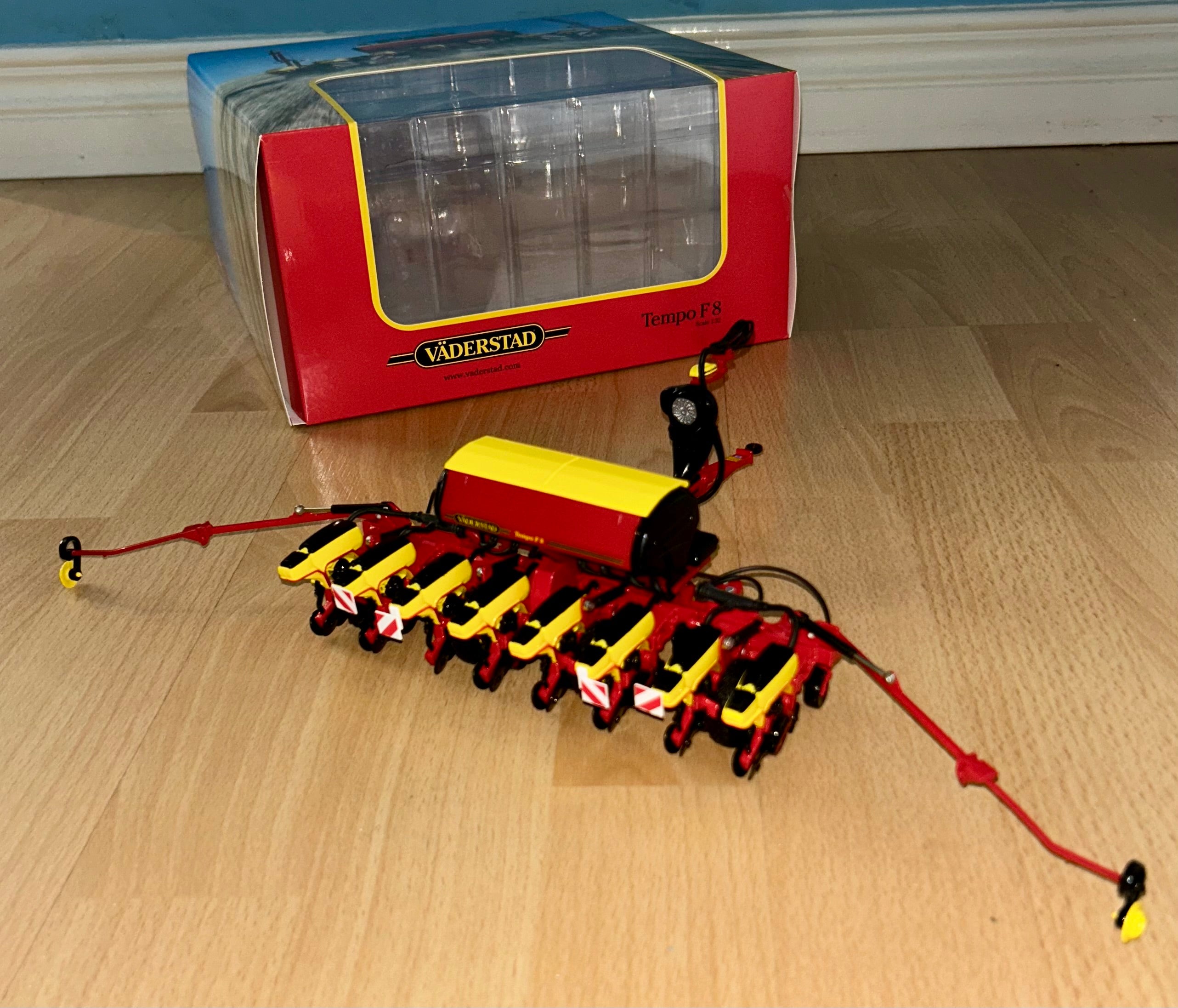 USK Vaderstad Tempo F8 Drill - 1:32 New/Mint