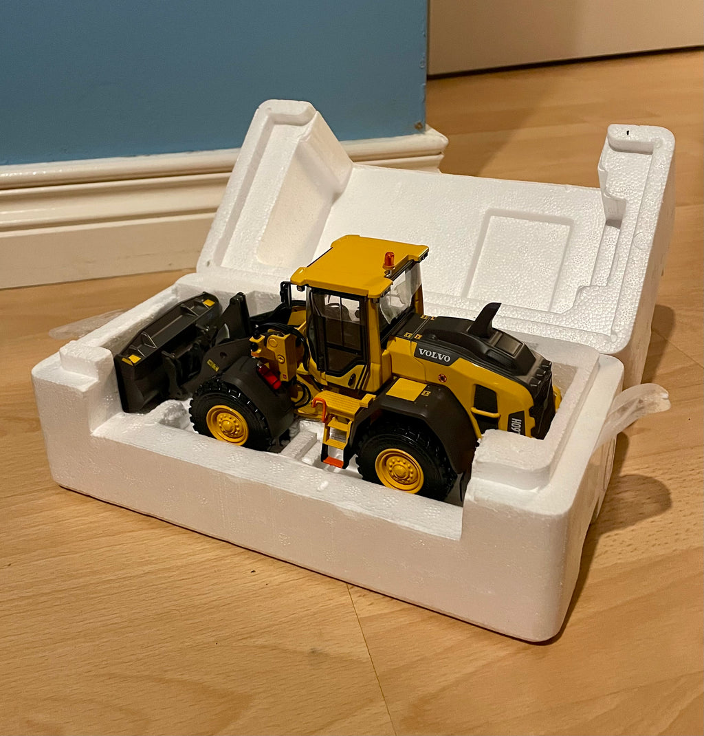 AT COLLECTIONS 1:32 SCALE VOLVO L60H WHEEL LOADER
