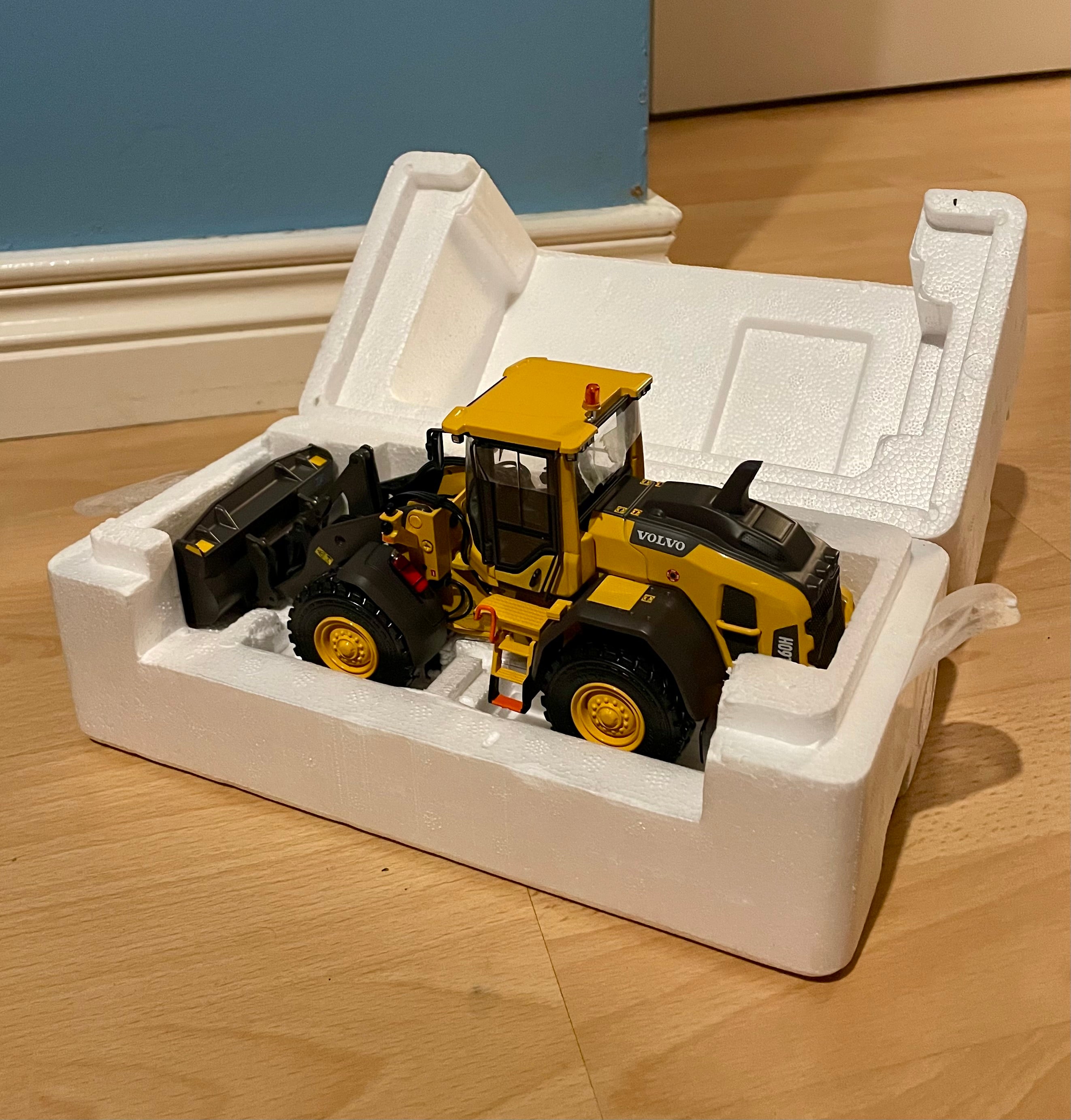 AT COLLECTIONS 1:32 SCALE VOLVO L60H WHEEL LOADER