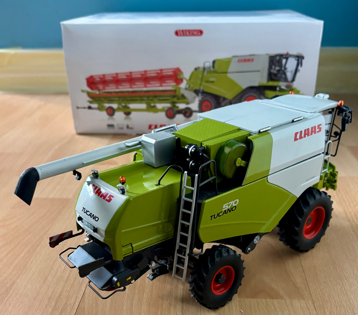 WIKING 1:32 SCALE CLAAS TUCANO 570 COMBINE HARVESTER WITH HEADER AND TRAILER