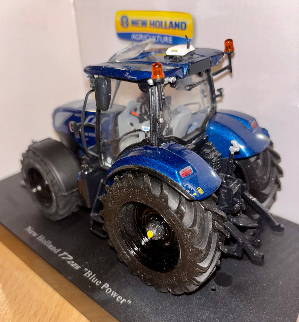 UNIVERSAL HOBBIES 1:32 SCALE NEW HOLLAND T7.225 BLUE POWER WITH P32 WHEELS