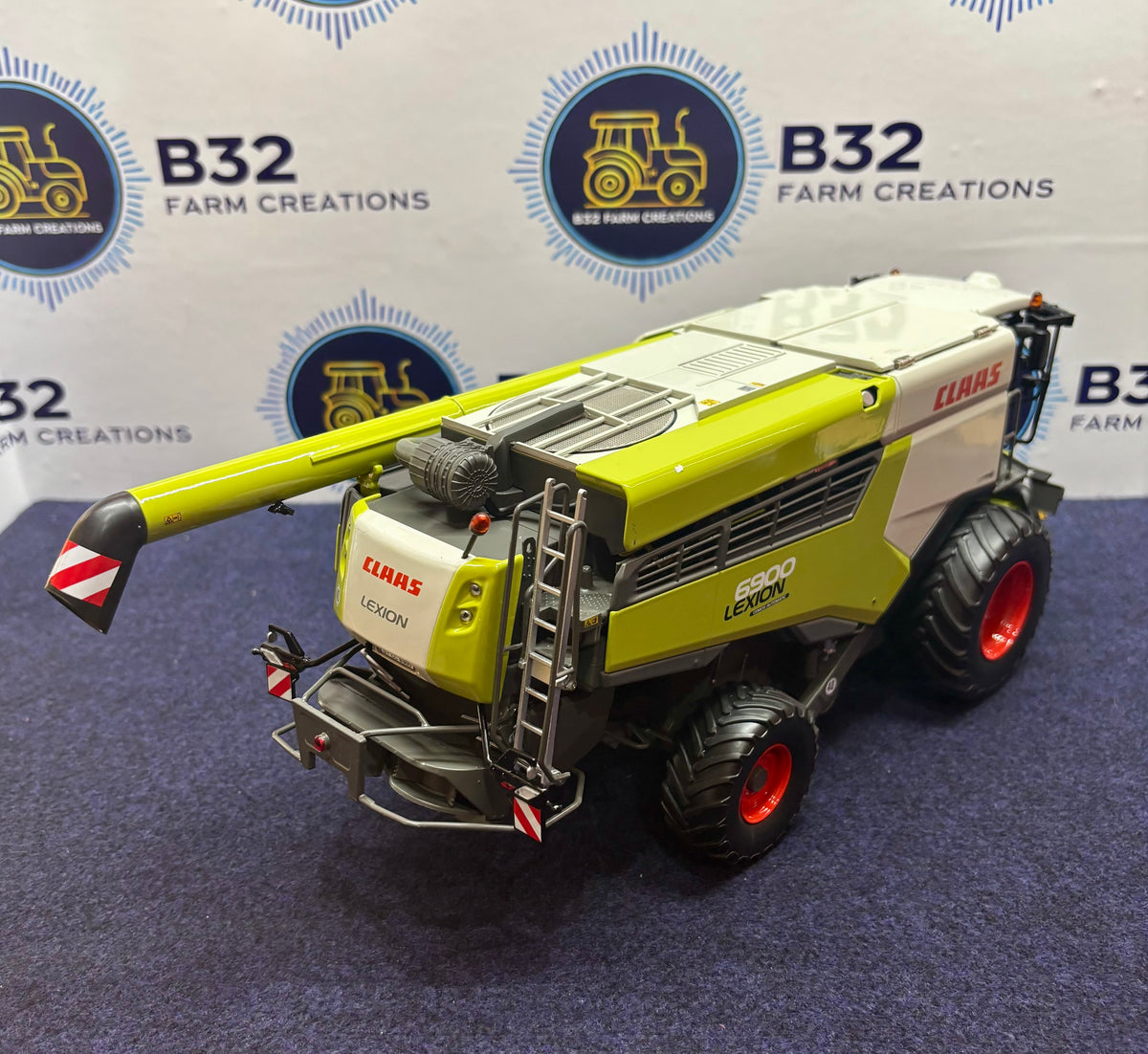 MARGE MODELS 1:32 SCALE CLAAS LEXION 6900 WITH HEADER AND TRAILER
