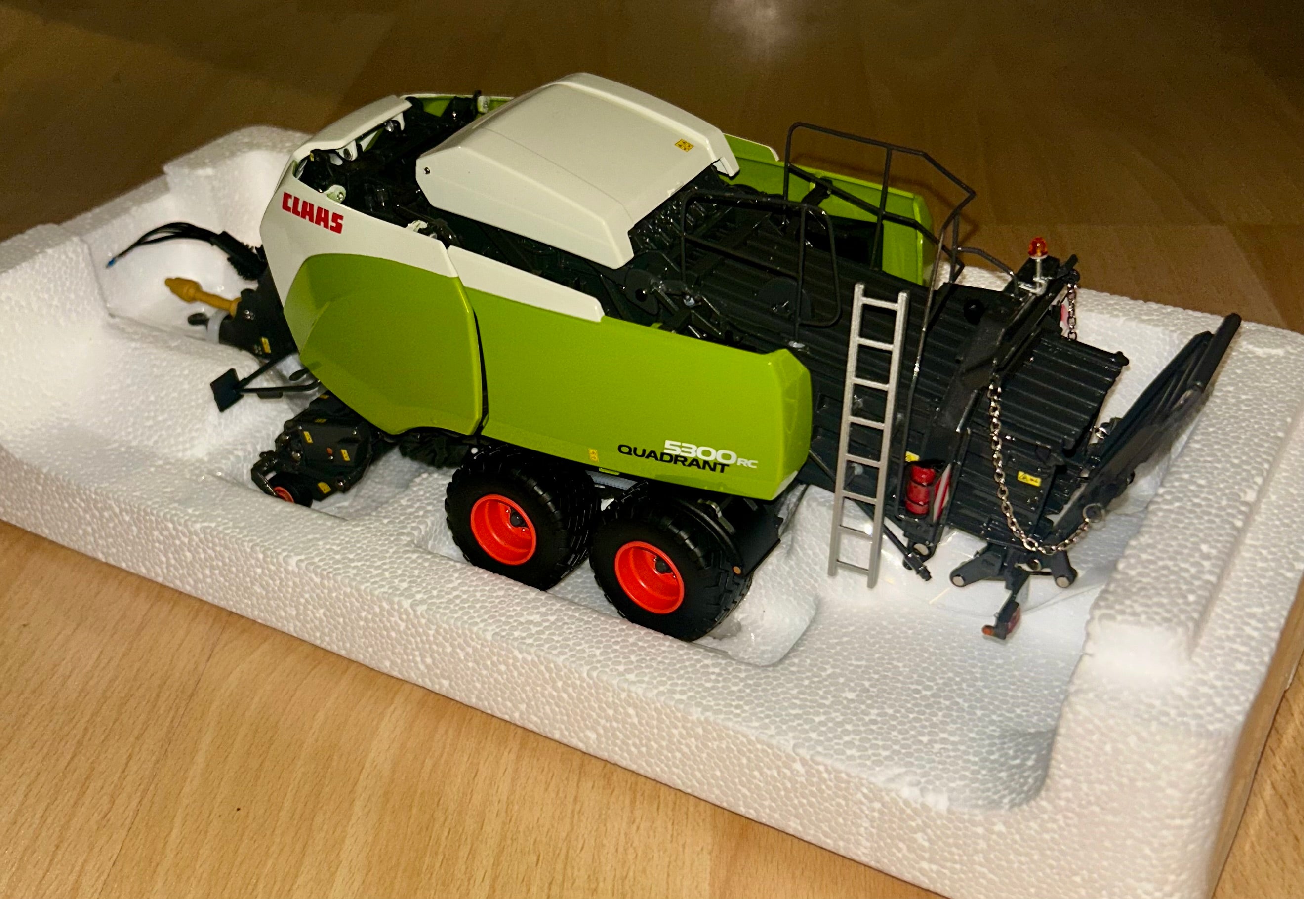 ROS CLAAS QUADRANT 5300 RC BIG SQUARE BALER 1:32 SCALE
