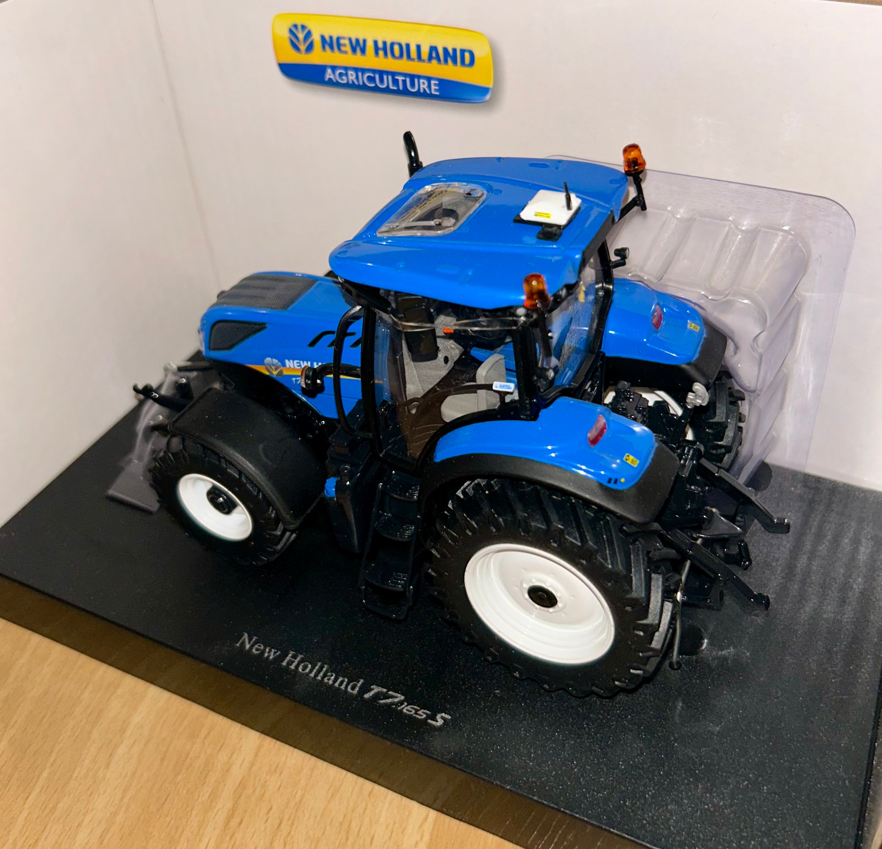UNIVERSAL HOBBIES NEW HOLLAND T7.165S 1:32 SCALE