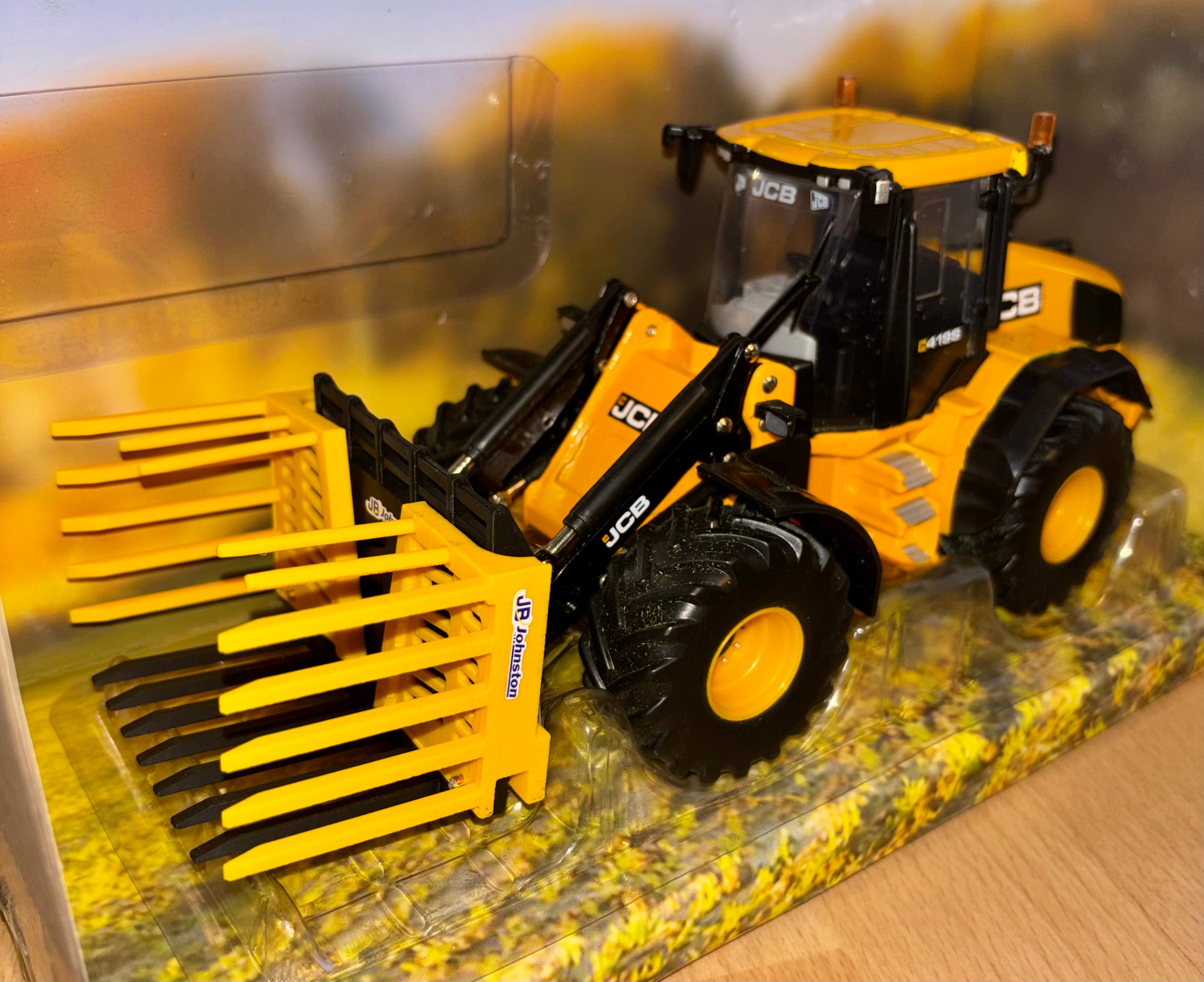 CUSTOMISED BRITAINS 1:32 JCB 419S AGRI WHEELED LOADER + JOHNSTON BUCKRAKE