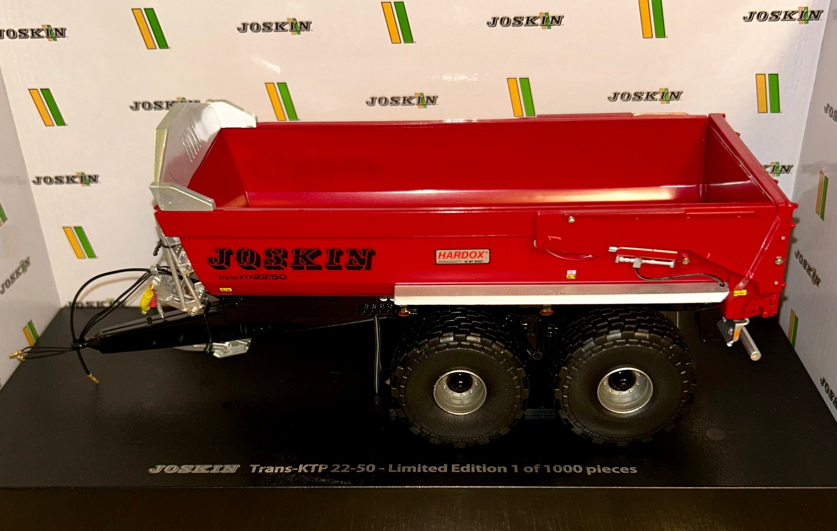 UNIVERSAL HOBBIES 1:32 SCALE JOSKIN TRANS-KTP 22/50 RED - LIMITED EDITION