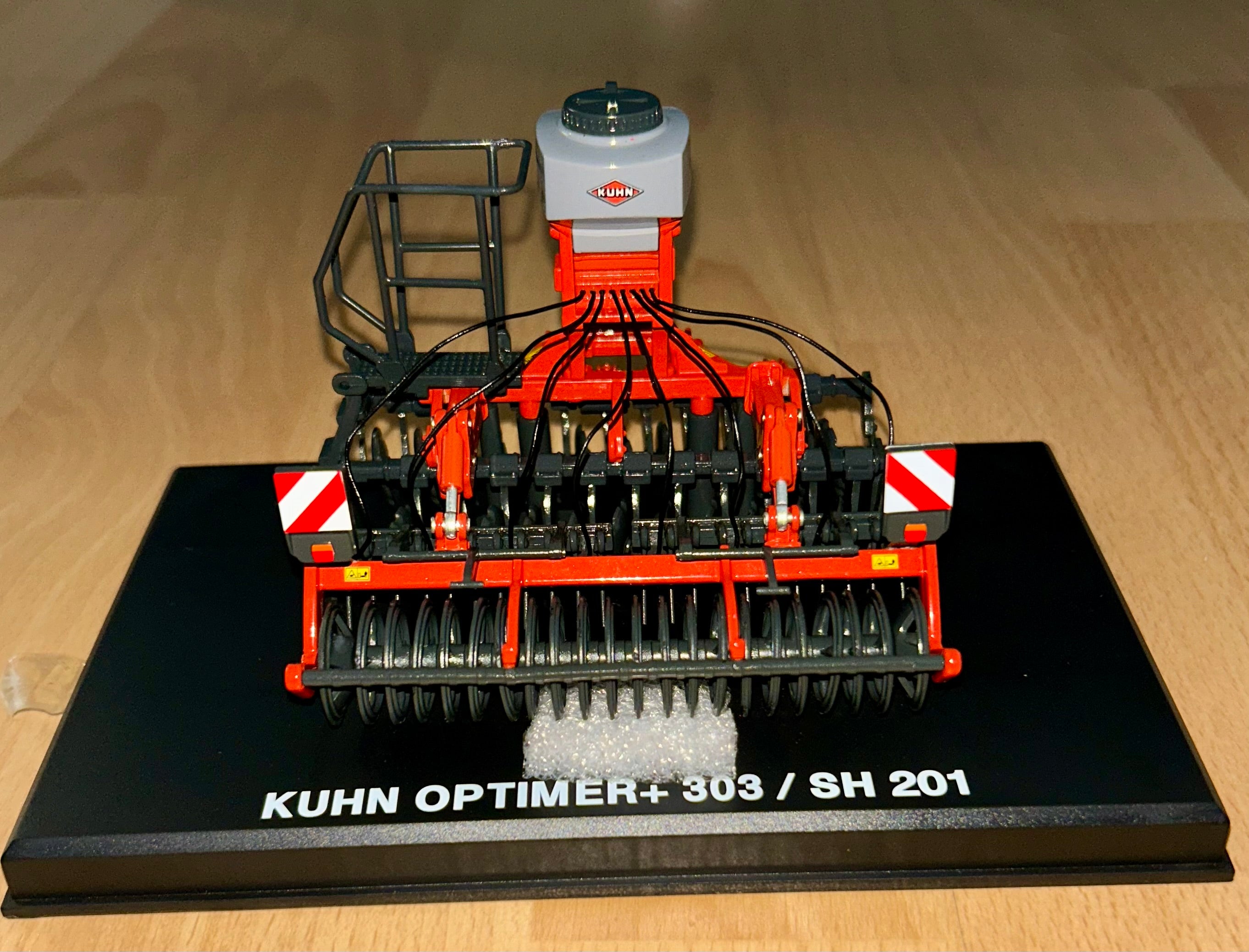 Replicagri Kuhn Optimer+ 303/SH 201 1:32 Scale - Grey Hoppers