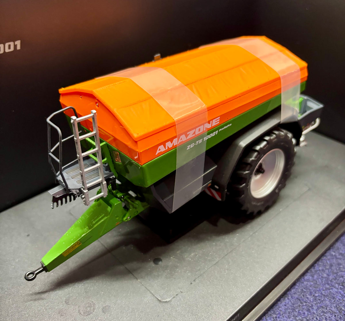 UNIVERSAL HOBBIES 1:32 SCALE AMAZONE ZG-TS 10001 SPREADER