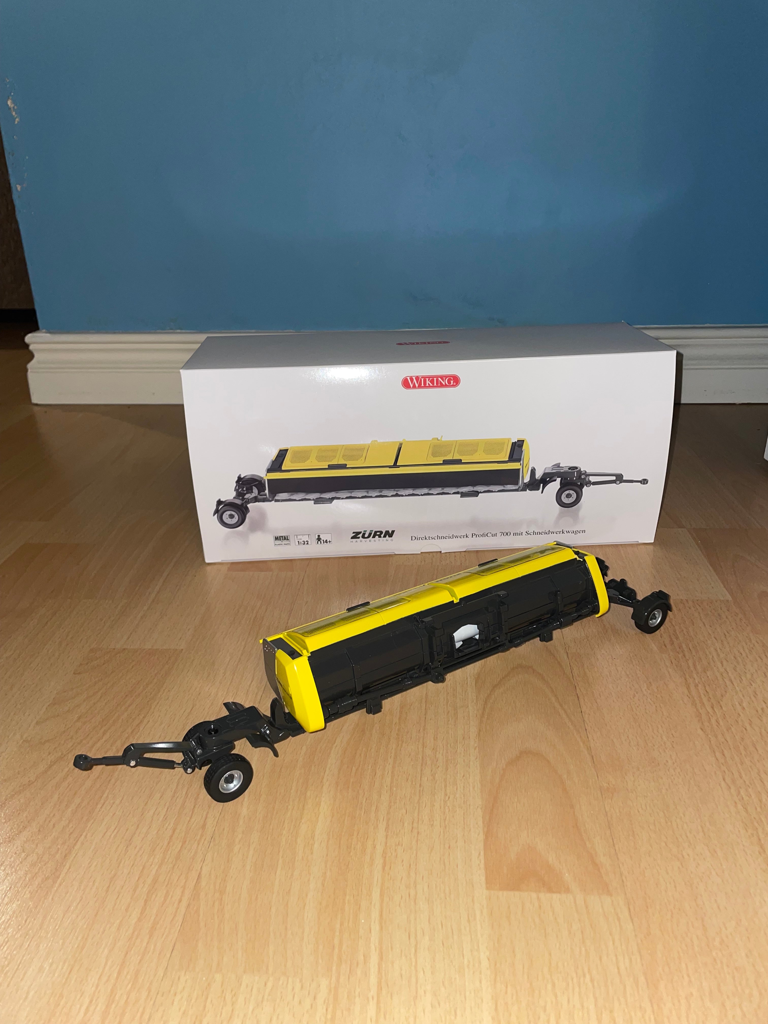WIKING 1/32 SCALE ZURN PROFICUT 700 DIRECT CUT WHOLECROP HEADER AND TRAILER