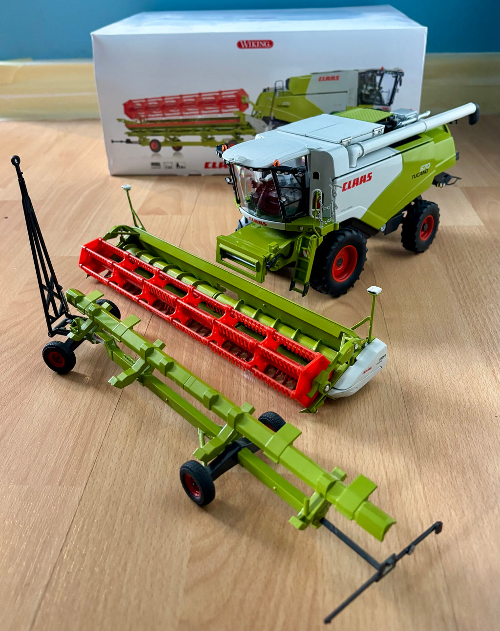 WIKING 1:32 SCALE CLAAS TUCANO 570 COMBINE HARVESTER WITH HEADER AND TRAILER