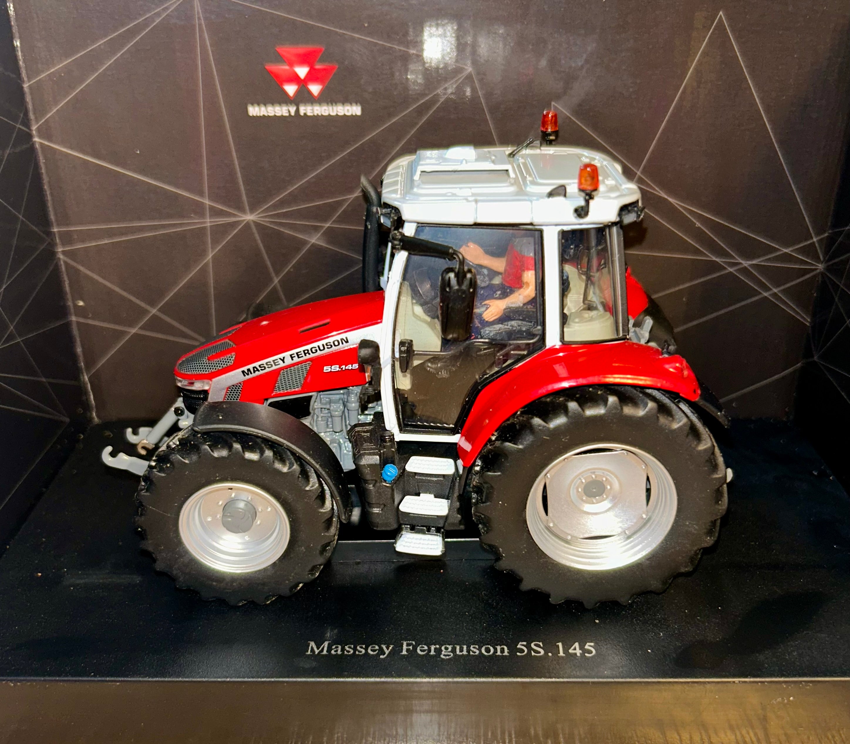 UNIVERSAL HOBBIES 6304 MASSEY FERGUSON 5S.145 1:32 SCALE
