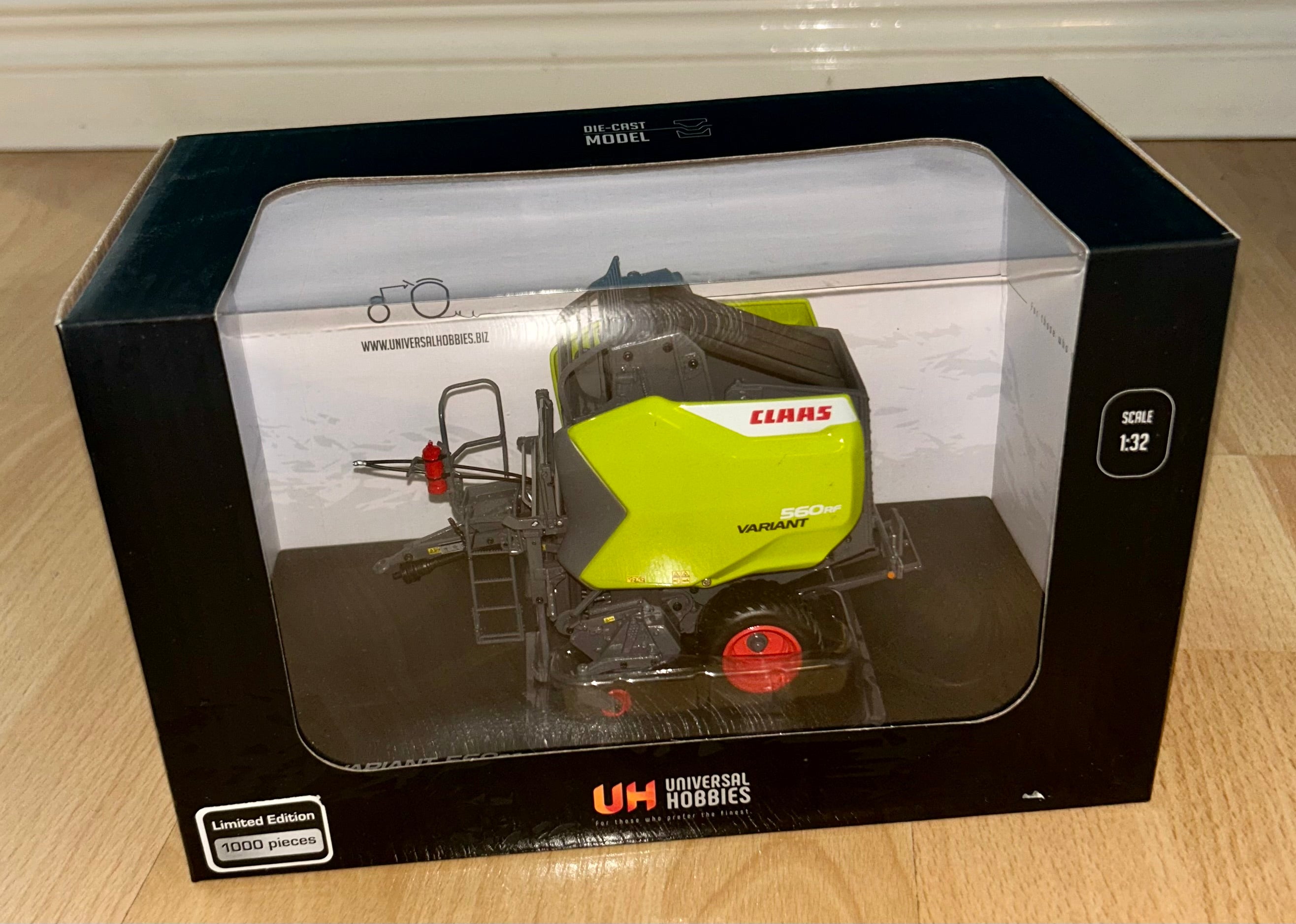 UNIVERSAL HOBBIES CLAAS VARIANT 560RF ROUND BALER 1:32 SCALE