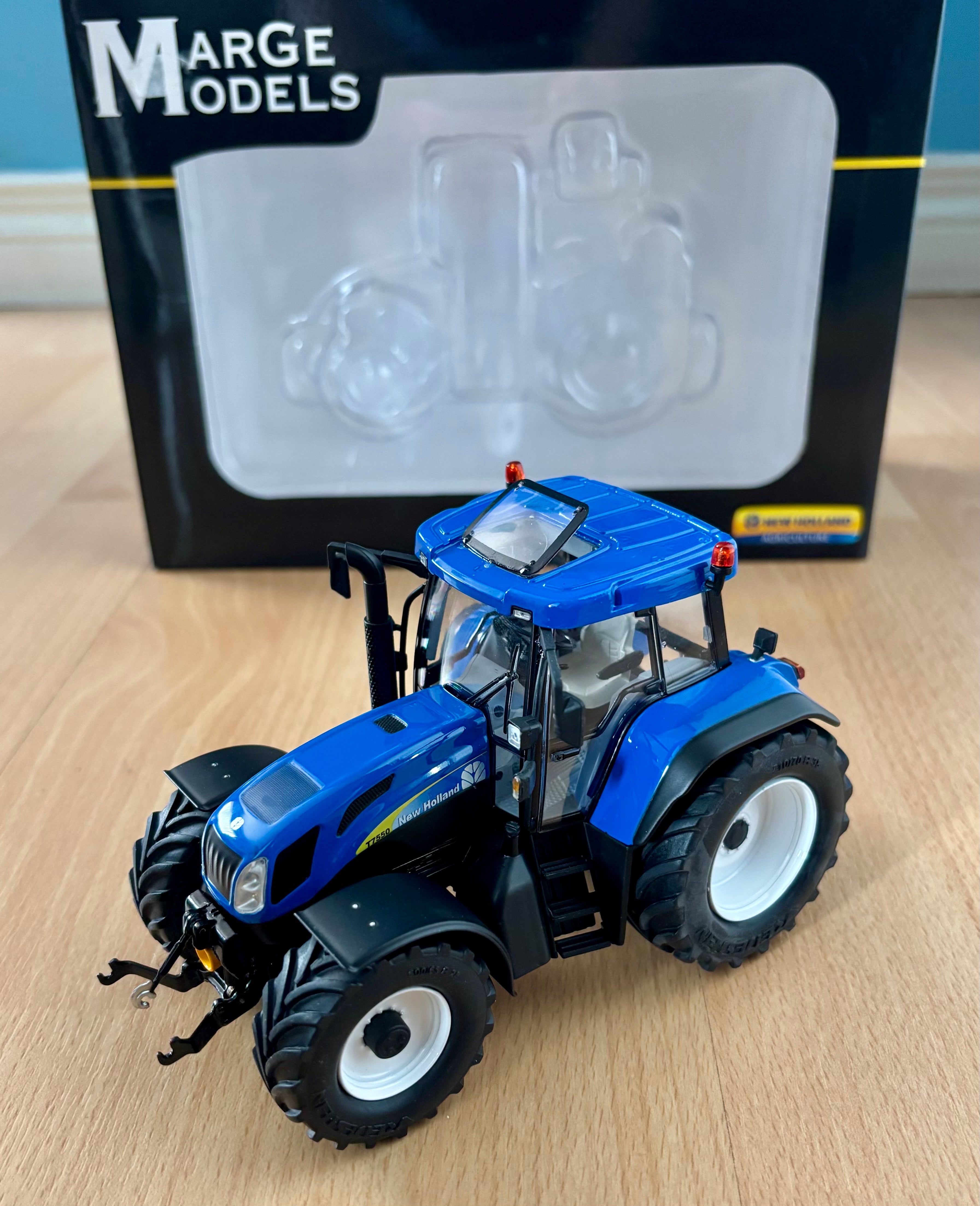 Marge Models New Holland T7550 Tractor In 1:32 Scale - Sunroof Opened