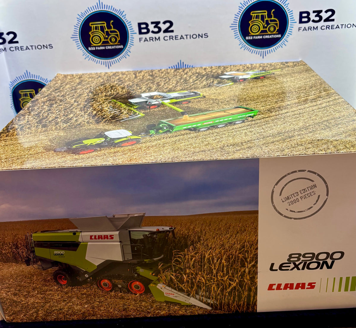 MARGE MODELS 1:32 SCALE CLAAS LEXION 8900 WITH CORN HEADER + TRAILER