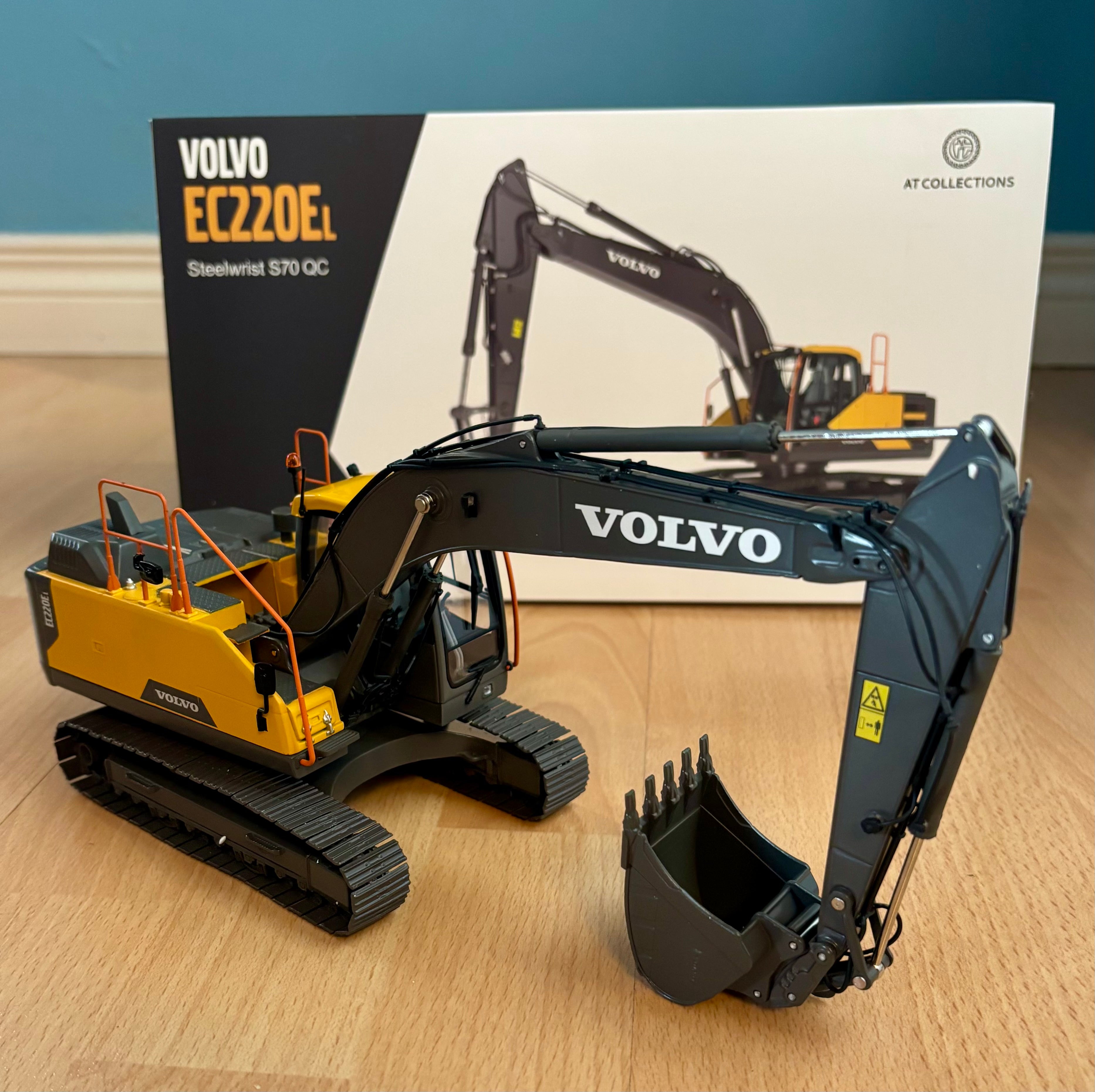 AT COLLECTIONS 1:32 SCALE VOLVO EC220EL DIGGER