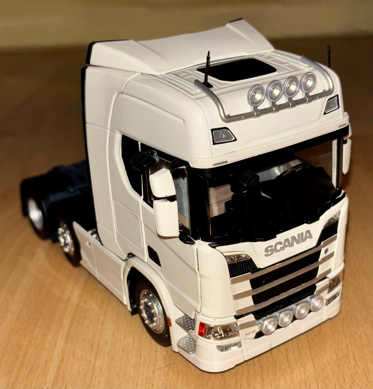 MARGE MODELS 1:32 SCALE SCANIA R530 6X2 LORRY IN WHITE