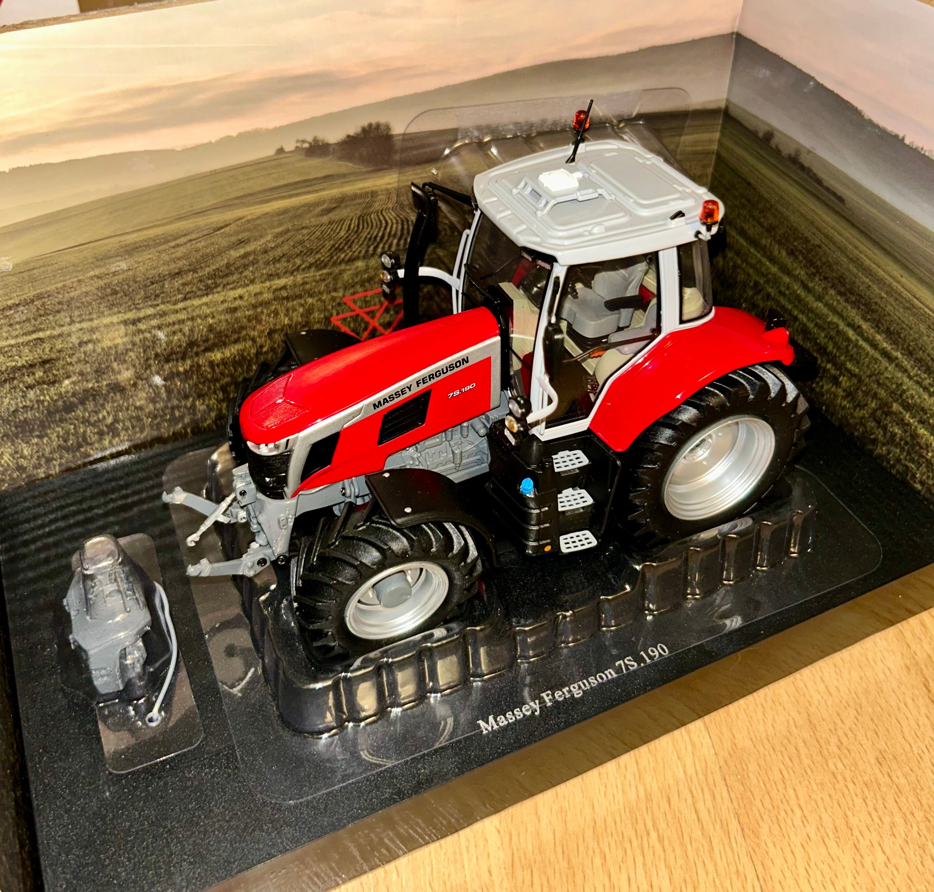 UNIVERSAL HOBBIES MASSEY FERGUSON 7S.190 1:32 - UH6412