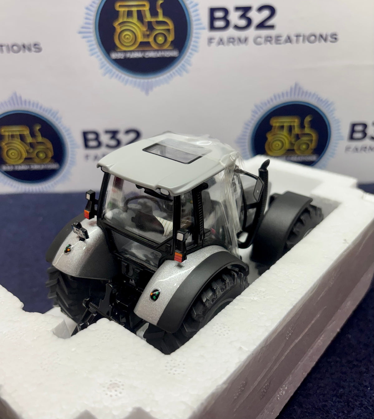 Hürlimann XL 165.7 Valtra G135 1:32 Scale Tractor Limited Edition