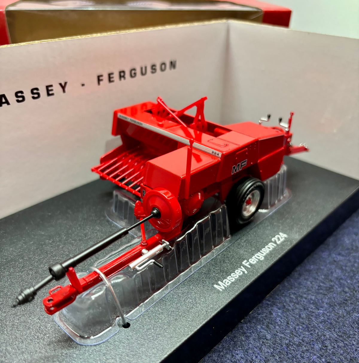 UNIVERSAL HOBBIES MASSEY FERGUSON 224 SMALL SQUARE BALER 1:32 SCALE