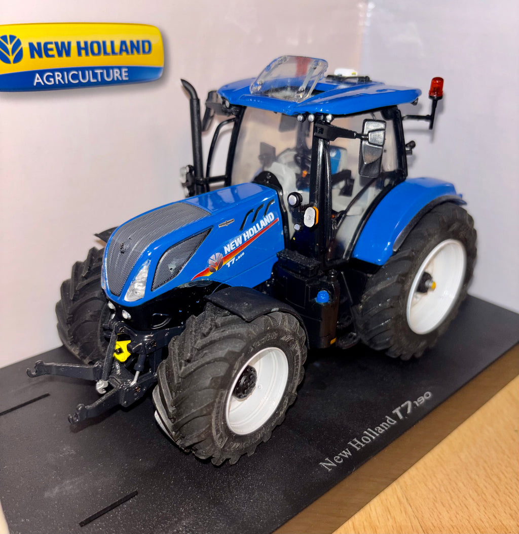 Universal Hobbies New Holland T7.190 1:32 Scale - P32 Wheels And Open Sunroof