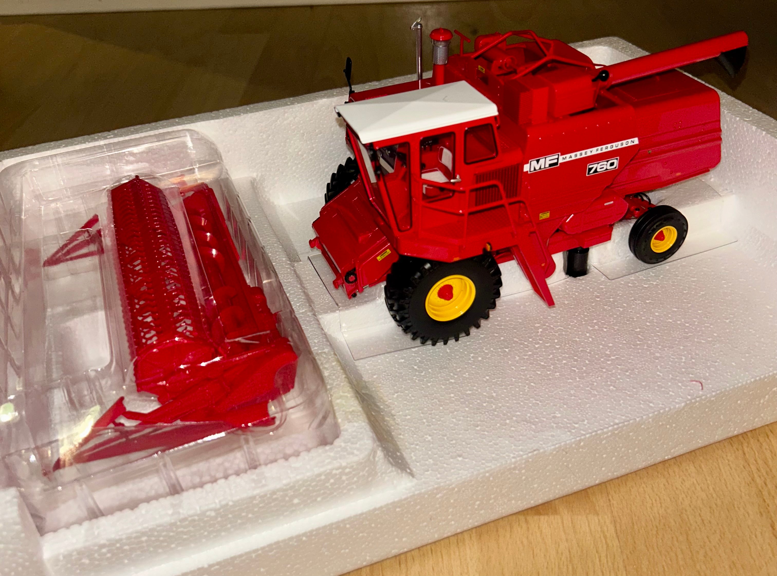 UNIVERSAL HOBBIES MASSEY FERGUSON 760 HARVESTER 1:32 SCALE