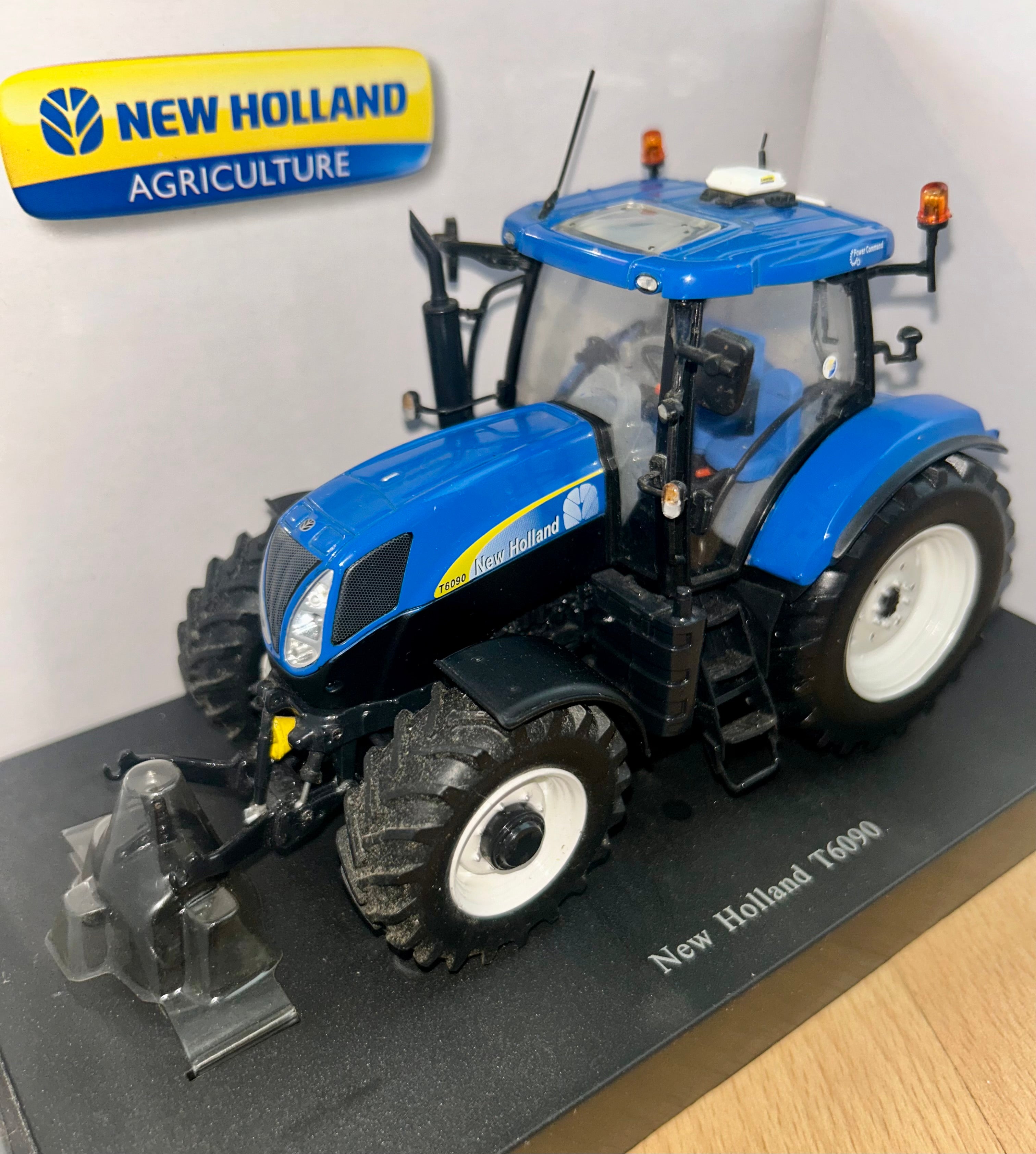 Universal Hobbies New Holland T6090 1:32 Scale