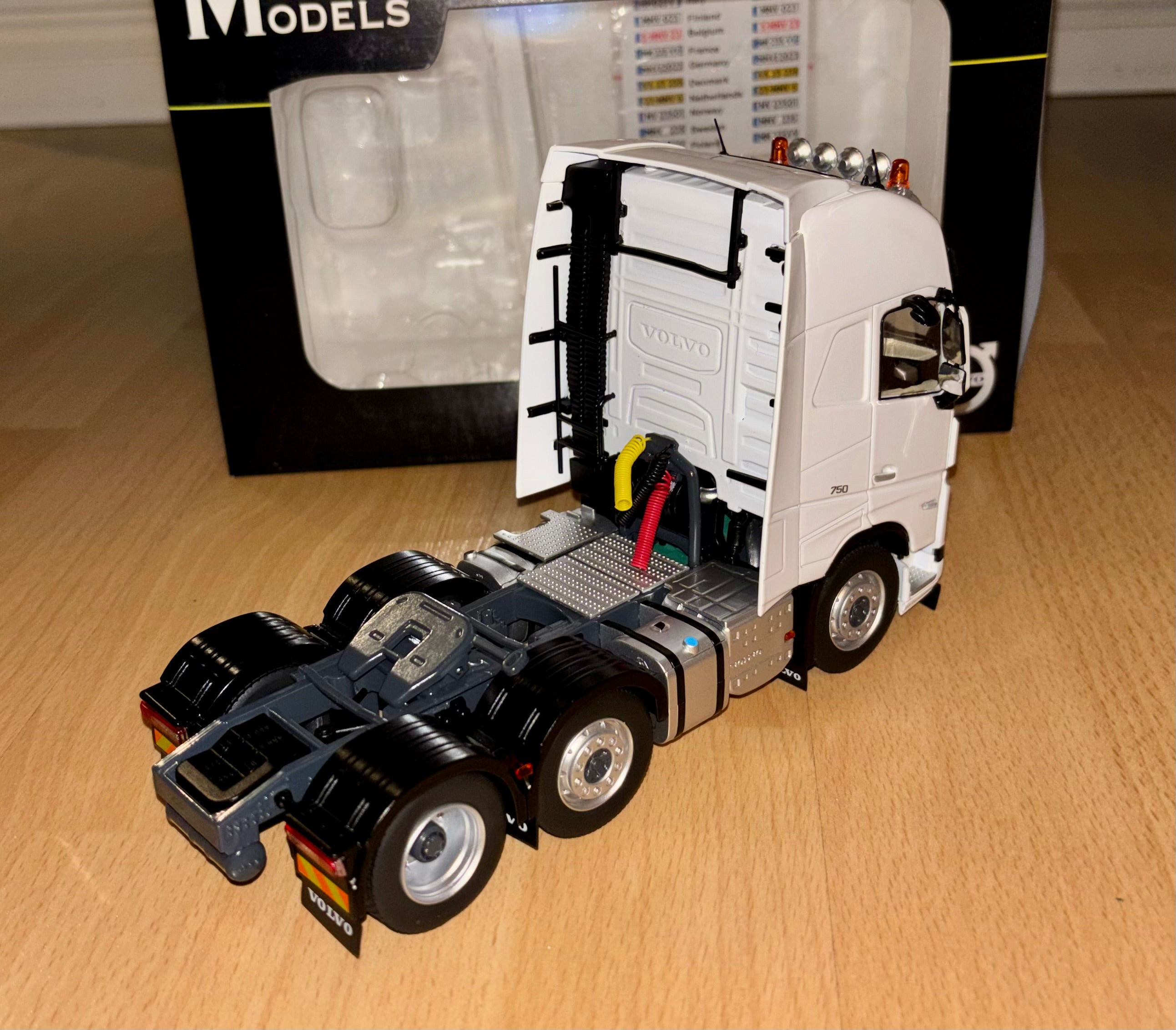 MARGE MODELS 1:32 SCALE VOLVO FH5 6X2 LORRY IN WHITE