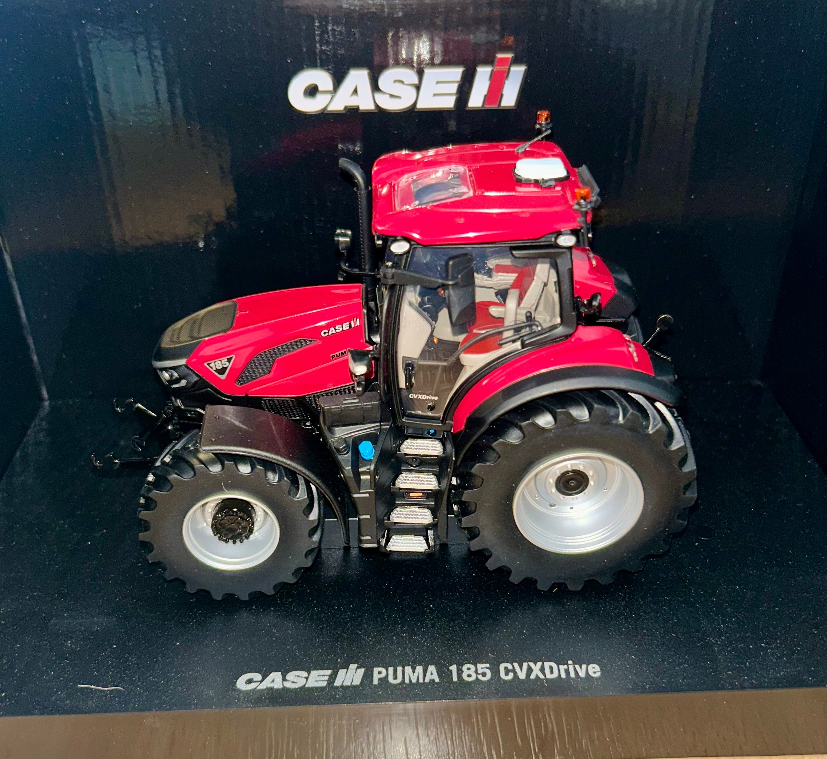Universal Hobbies Case IH Puma 185 CVX Drive Tractor 1.32 SCALE