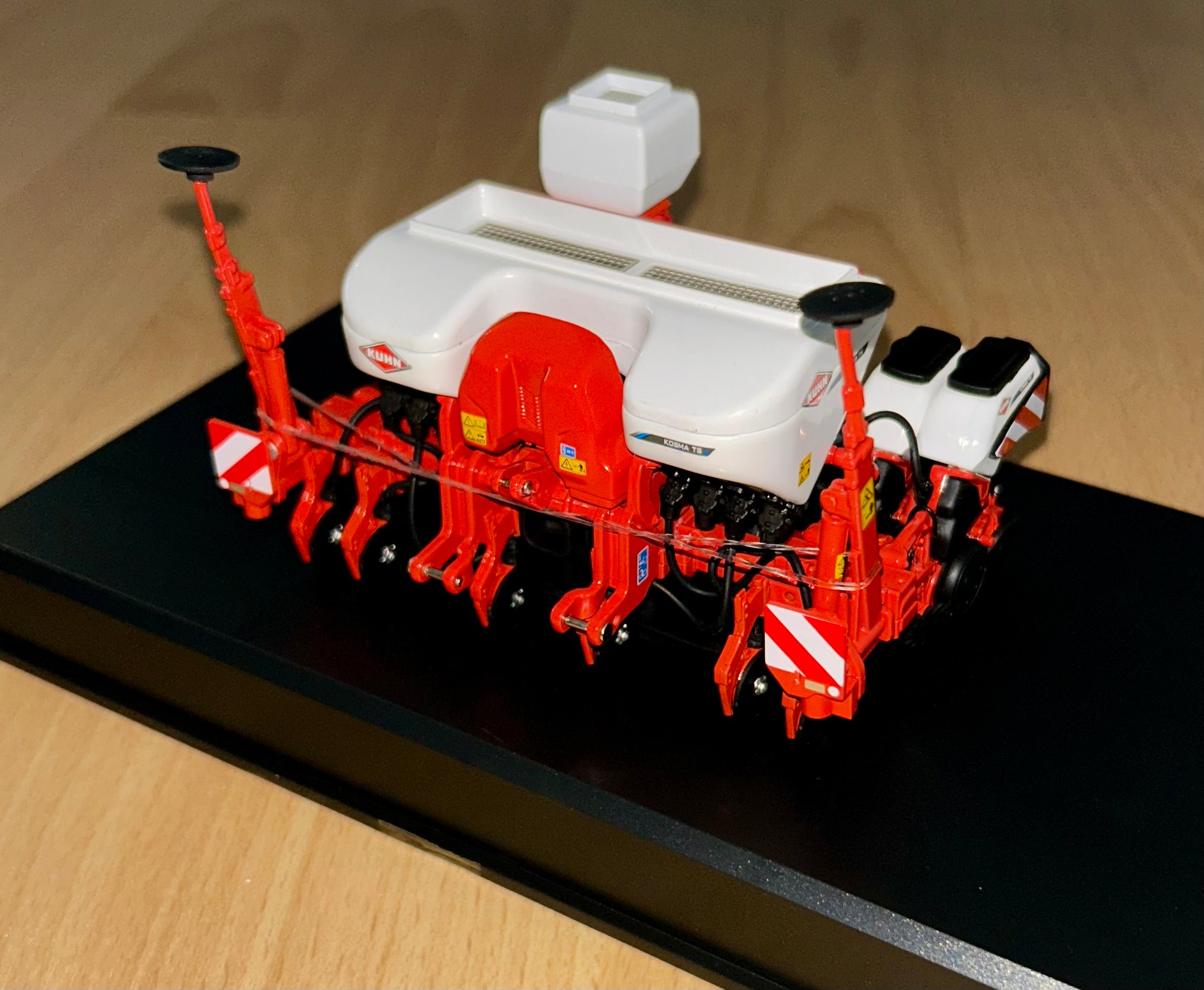 REPLICAGRI KUHN KOSMA TS 6 ROW DRILL WITH WHITE HOPPERS 1:32 SCALE