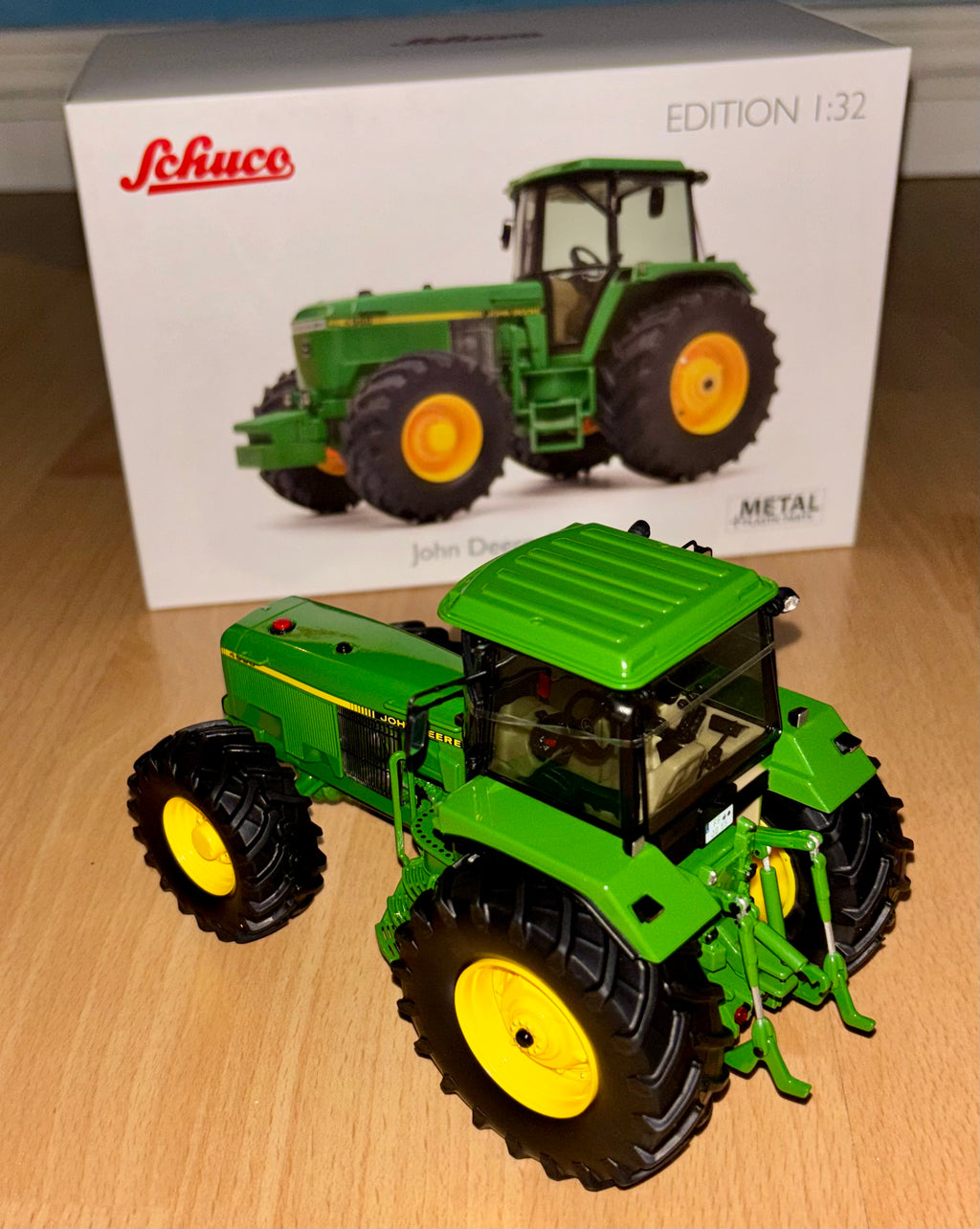 SCHUCO 1:32 SCALE JOHN DEERE 4960 TRACTOR