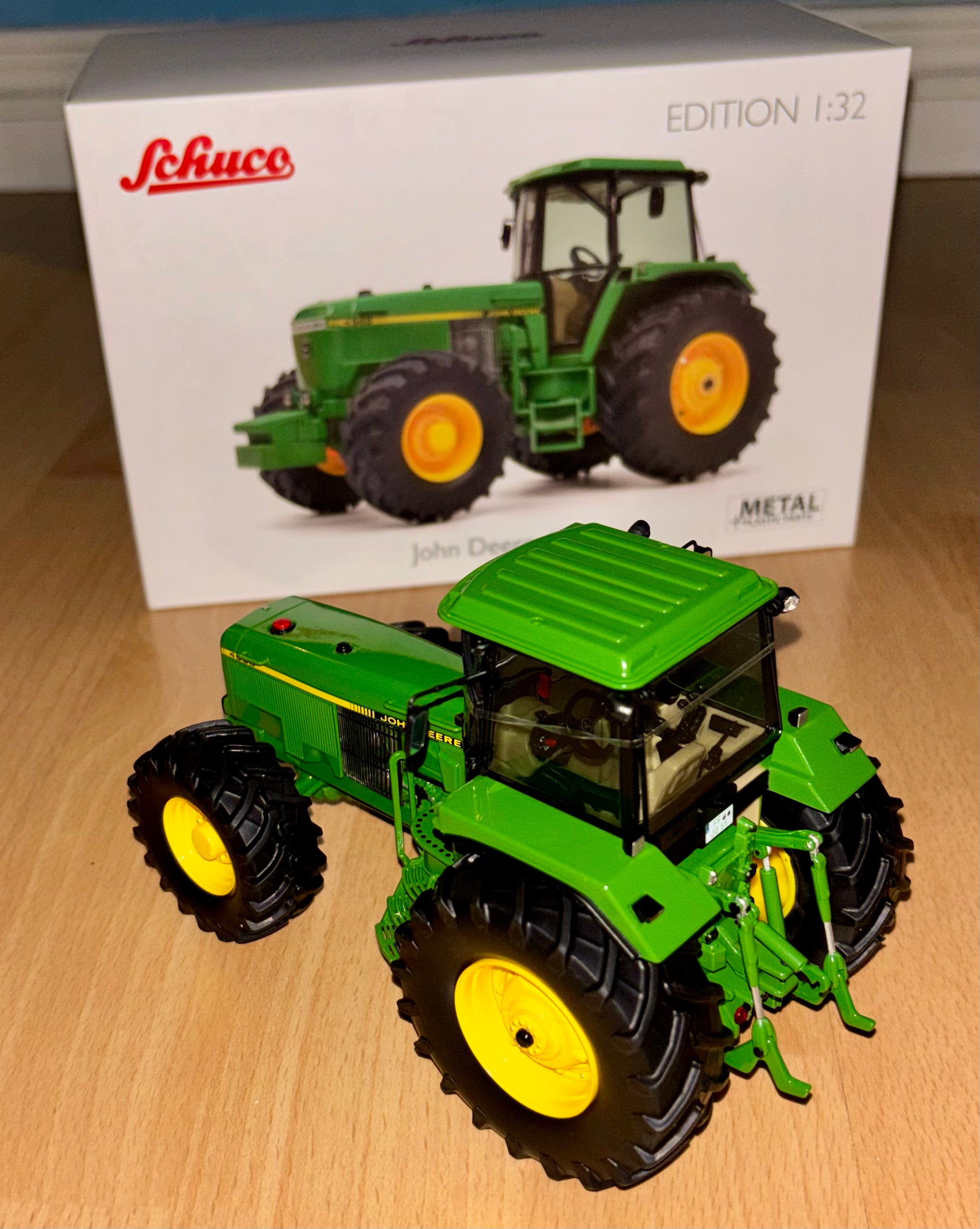 SCHUCO 1:32 SCALE JOHN DEERE 4960 TRACTOR